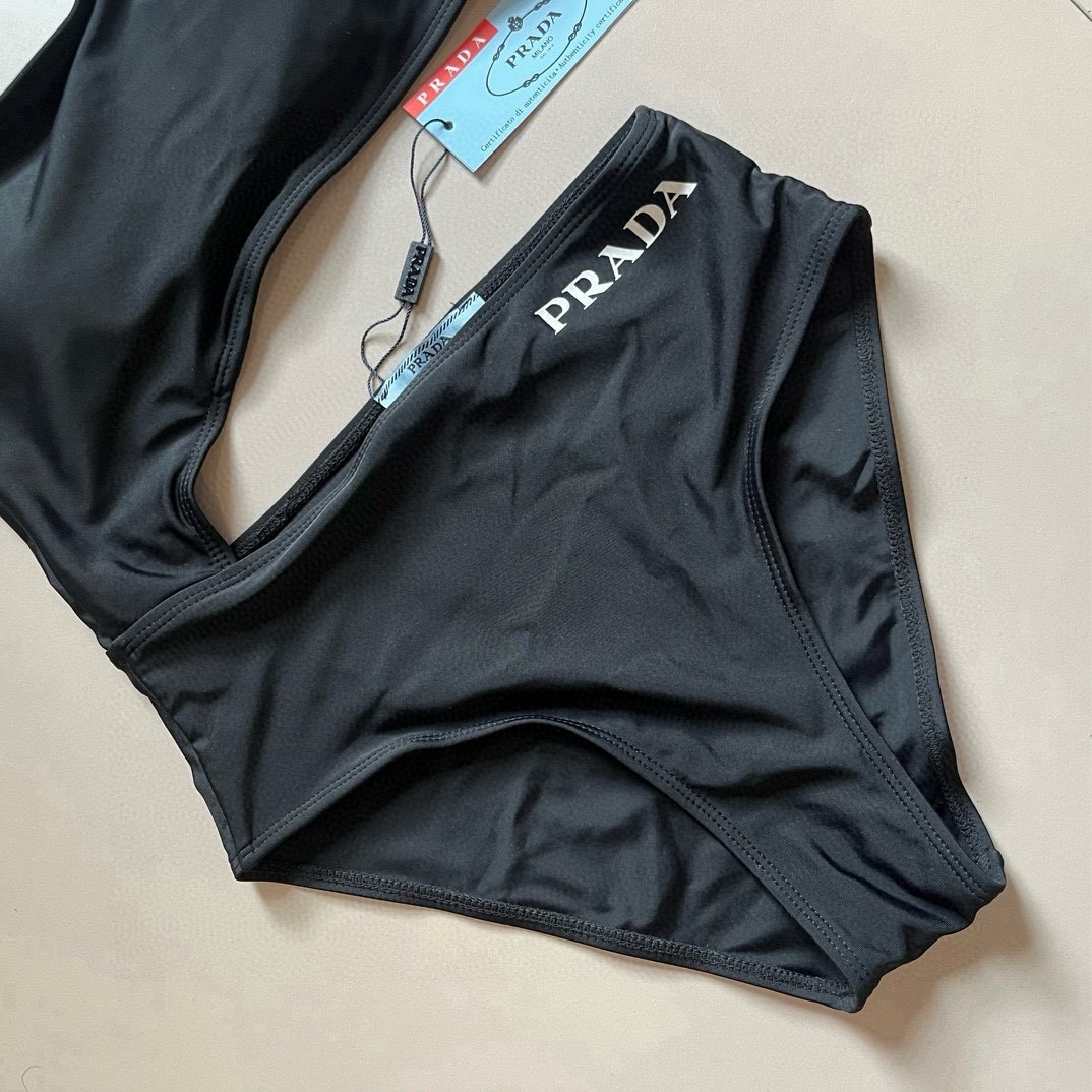  🆕
PRADA普拉达新款连体泳衣  ，小心机设计，😍🥰适合多种场景的游泳衣🏊‍♀️海边 游泳池 温泉 