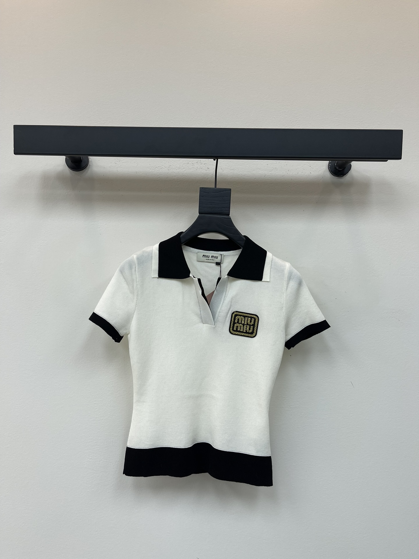 NO:450099,MiuMi*25 new lapel knitted short sleeves!  Custom yarn weaving, delicate and soft, exquisite knitted short-sleeved style, contrasting lapel design, embroidered with letters and logo patterns on the chest, strong retro college style, playful and age-reducing, easy to control when traveling or gatherings!  SML, miumiu, T-shirt, alexander wang19860909MiuMi*25新款翻领针织短袖！定制纱线织造 细腻柔软 精致针织短袖版型 撞色翻领设计 胸前刺绣点缀字母徽标图案 复古学院风格强烈 俏皮减龄显白 日常出行或轻松聚会轻松驾驭！SML,,miumiu,T-shirt,alexander wang,Women's clothing