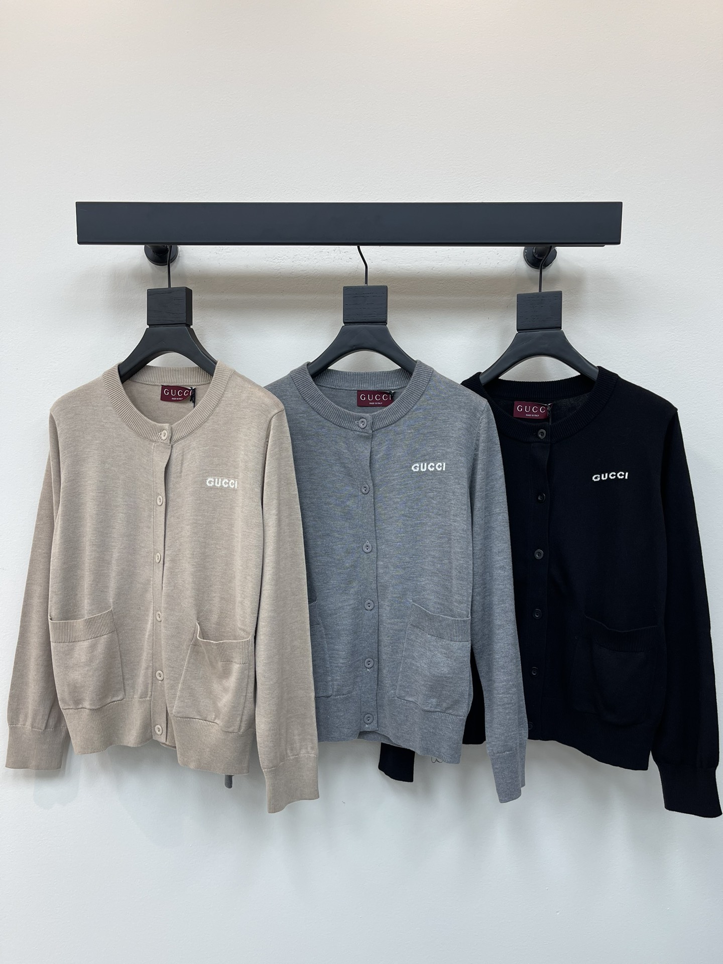 NO:450111,Gucc*25 new solid color shoulder knit cardigan!  Customized YB wool knitted material, skin-friendly and comfortable, full of elasticity, single row of round buttons on the chest, showing a well-behaved and sweet style, the neckline echoes the threaded edges on the hem cuff, the iconic letter crochet decoration on the chest, the first choice for all seasons of fashionable outfits!  SML, gucci,alexander wang19860909Gucc*25新款纯色正肩针织开衫！定制YB羊毛针织材质 亲肤舒适 弹力十足 胸前单排圆润钮扣点缀 彰显乖巧甜美风格 领口与下摆袖口螺纹包边相呼应 胸前标志性字母钩针装饰 四季时尚穿搭首选！SML,,gucci,alexander wang,Women's clothing