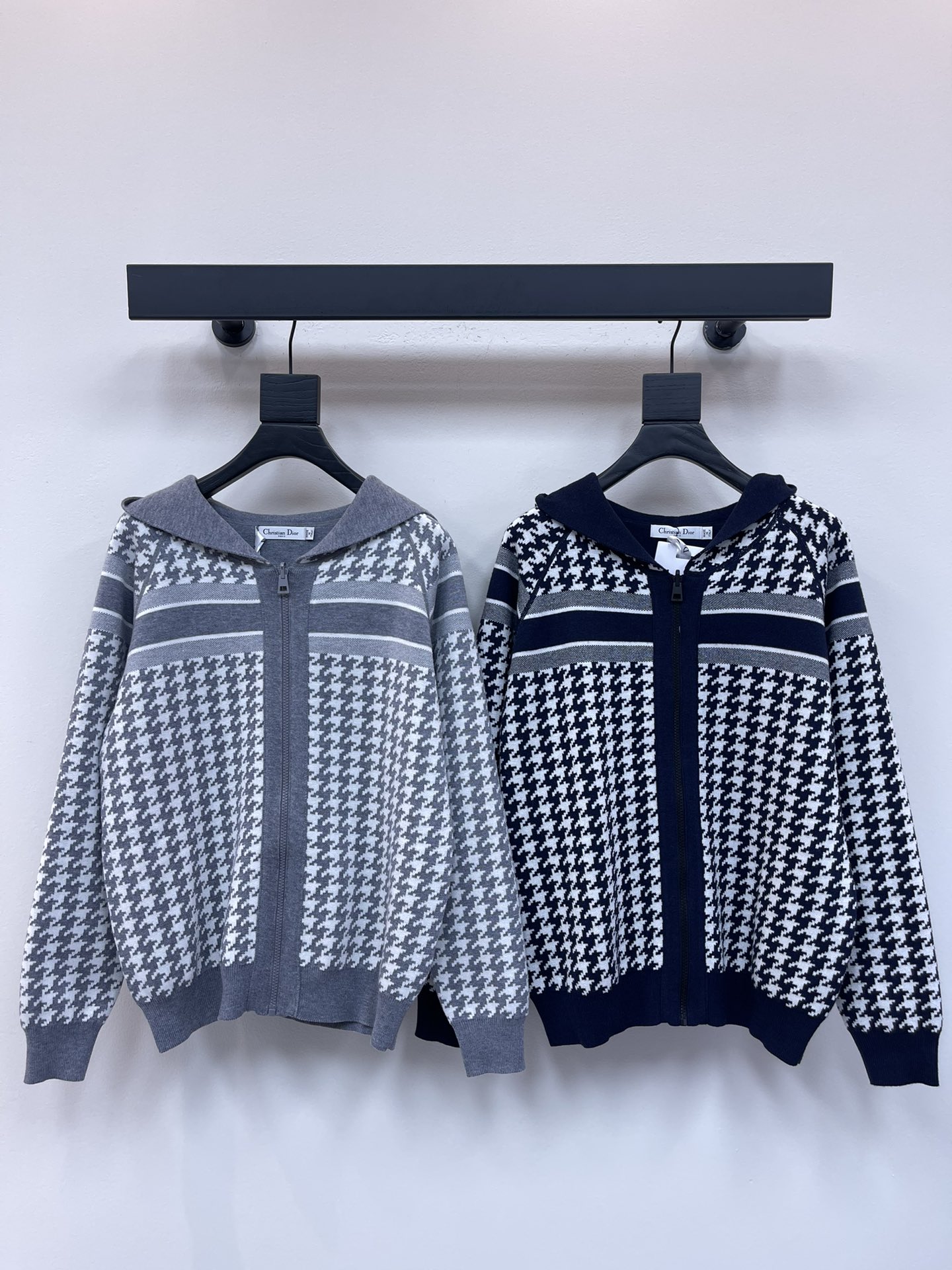 NO:448944,Dio*25 new hooded jacquard double-sided knitted cardigan jacket!  Custom cashmere wool knitted material with excellent texture. Hooded zipper cardigan cuts are convenient to put on and take off and prevent wind and cold. The overall shape is high-end and crisp. Double-sided design concept. One side of the houndstooth pattern is matched with jacquard in line to lay a casual tone. One side of the dark horizontal bar runs through the chest to highlight the design highlights. Match letter logos to create a brand-exclusive luxurious style. Add a styling to conventional and versatile styles. The outfit is varied!  SML, dior, jackets & coats,hats,alexander wang19860909Dio*25新款连帽提花双面针织开衫外套！定制羊绒羊毛针织材质 质感上乘 连帽拉链开衫剪裁 穿脱便利防风御寒 整体造型高级挺括 双面穿设计理念 一面通体千鸟格图案搭配线条感提花 奠定休闲基调 一面深色横杠贯穿胸前 突出设计亮点 搭配字母标识 打造品牌专属华贵风 为常规百搭款式增添造型感 穿搭多变！SML,,dior,jackets & coats,hats,alexander wang,Women's clothing