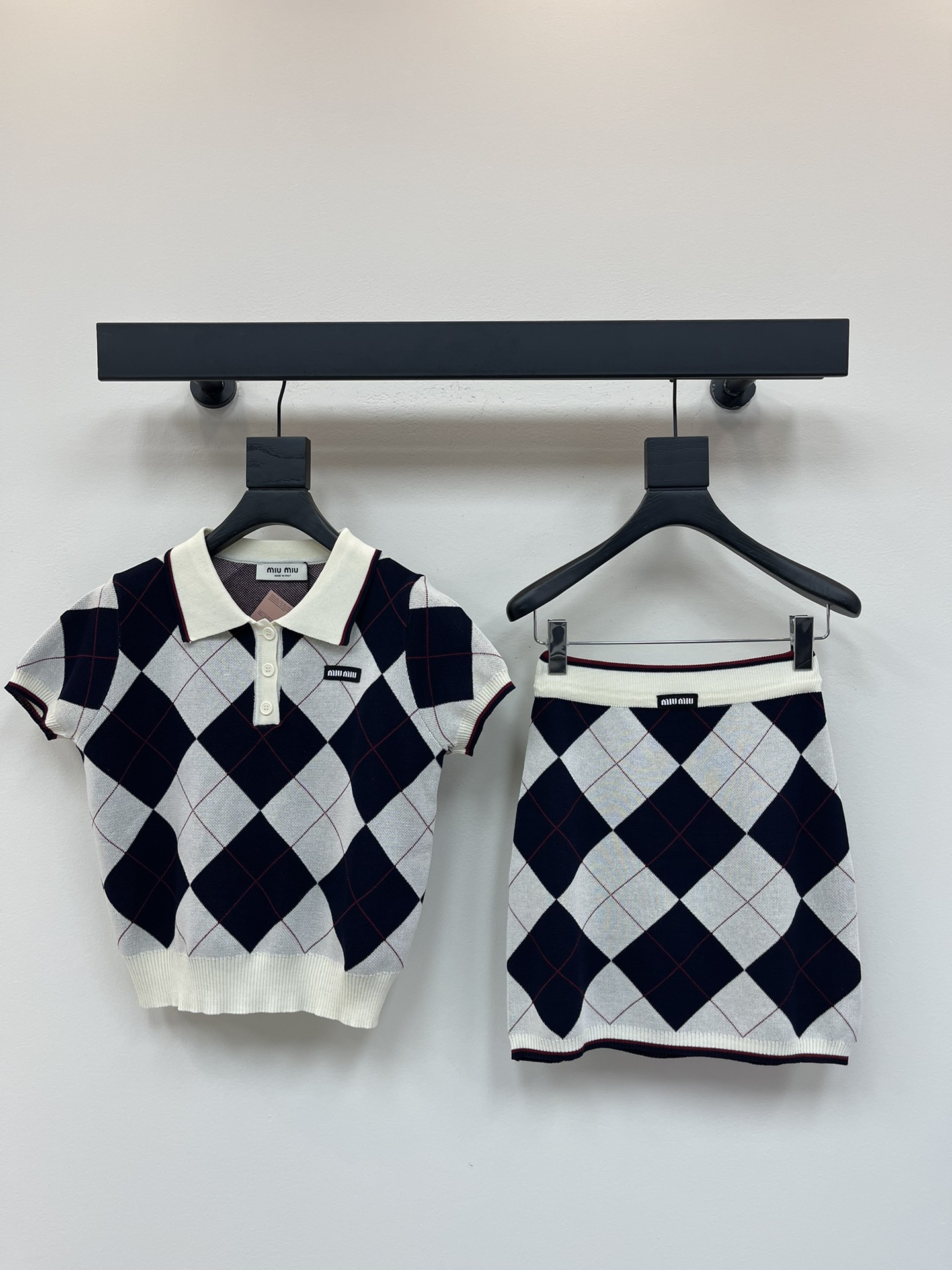 NO:450117,Miumi*25 early autumn new age-reducing contrasting diamond knitted short sleeves + skirt suit. A set of separate matching. The classic series is here. The design style of diamond is fashionable, exquisite, spicy and loose style. I fall in love with it at a glance!  SML, miumiu, skirts, T-shirt, alexander wang19860909Miumi*25早秋新款减龄撞色菱格针织短袖+半裙套装 一套分开搭配 经典款系列来啦菱格的设计风格上身就是时髦精本精辣宽松版型设计 一眼就爱上！SML,,miumiu,skirts,T-shirt,alexander wang,Women's clothing
