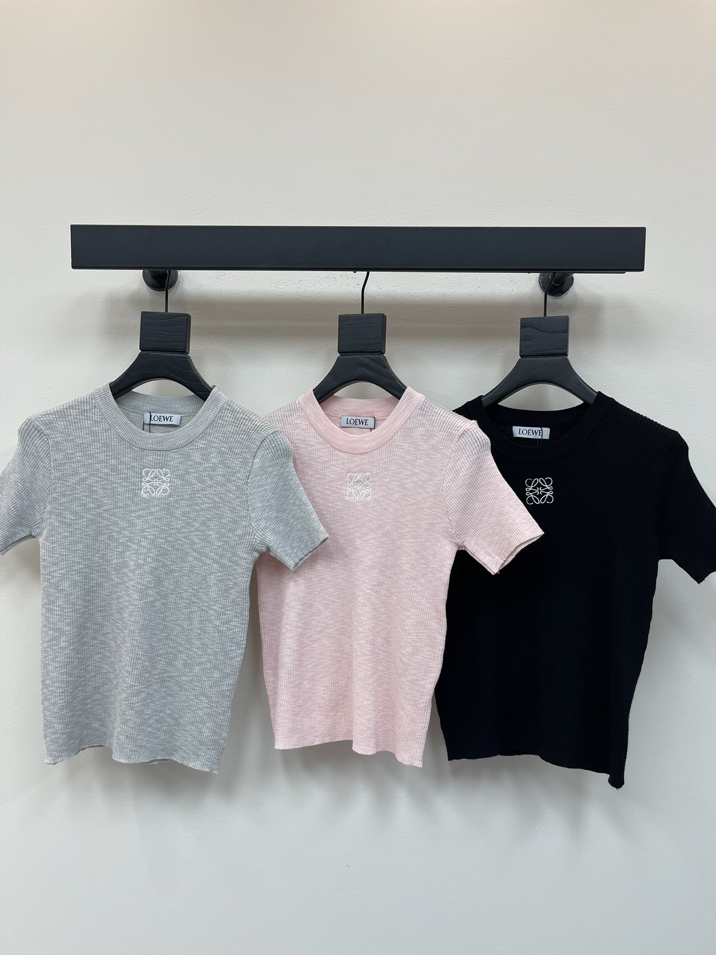 NO:450134,Loew*25 new totem embroidered knitted short sleeves!  Customized yarn weaving, delicate texture, soft and comfortable, knitted short-sleeved cut, appropriate neckline reveals skin, beautify the proportion of head and shoulders, centered embroidered totem pattern, display brand tone, threaded edges add exquisite tone, match with elastic fabric, slim fit, slim fit, versatile style, not picky age-based skin tone, match with skirts and pants, suitable for age-reducing fashionable retro style!  SML, loewe, skirts, T-shirt, alexander wang19860909Loew*25新款图腾刺绣针织短袖！定制纱线织造 细腻肌理 柔软舒适 针织短袖裁剪 领口恰当露肤 美化头肩比例更显瘦 居中刺绣图腾图案 展示品牌调性 螺纹包边增添精致调性 搭配弹性十足的面料 修身版型更显瘦包容身材百搭款式不挑年龄肤色 搭配裙装裤装 适配减龄时髦复古风格！SML,,loewe,skirts,T-shirt,alexander wang,Women's clothing