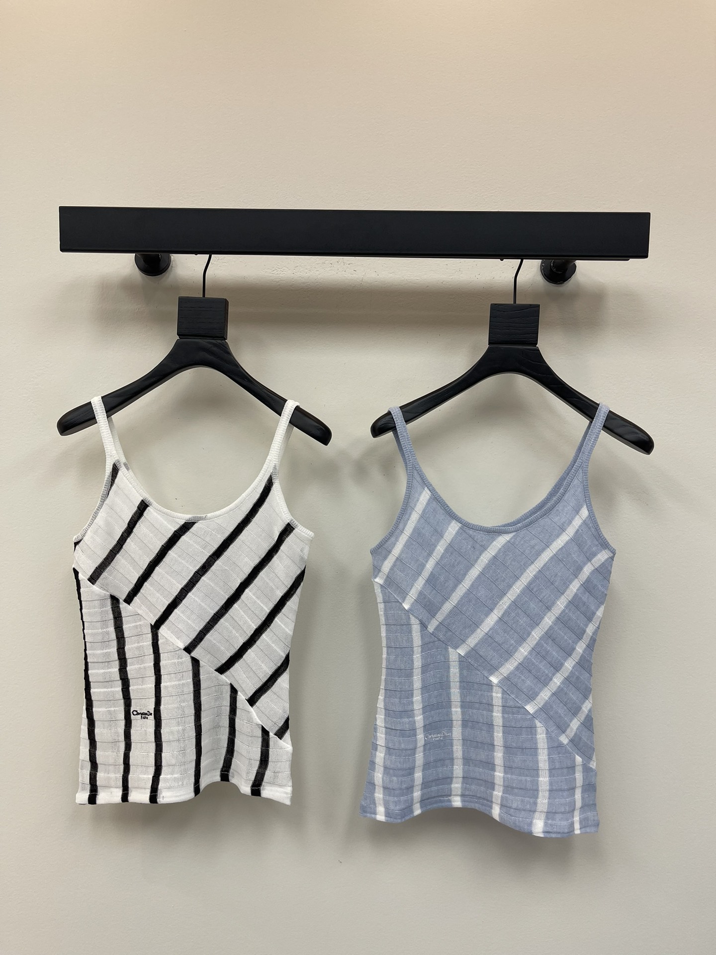 NO:448909,Dio*25 new striped letter knitted suspenders Customized YB linen yarn woven, high-quality texture, comfortable and soft, thin suspender knitted vest cut, regular slim elastic version, collar straps are wrapped with threads, large body stripes are designed with misalignment, and design highlights. Decorated with waist embroidery craft letters, highlights high-end positioning and fashionable tone, creates a fashionable atmosphere, and makes the style more durable and versatile. SML, dior, alexander wang19860909Dio*25新款条纹字母针织吊带 定制YB亚麻纱线织造 质感高级 舒适柔软 细吊带针织背心剪裁 常规修身弹力版型 领边肩带以螺纹包边 大身条纹以走向错位为设计亮点 配合腰身刺绣工艺字母装点 彰显高级定位和时尚调性 打造时髦氛围感 让风格更耐看百搭 SML,,dior,alexander wang,Women's clothing