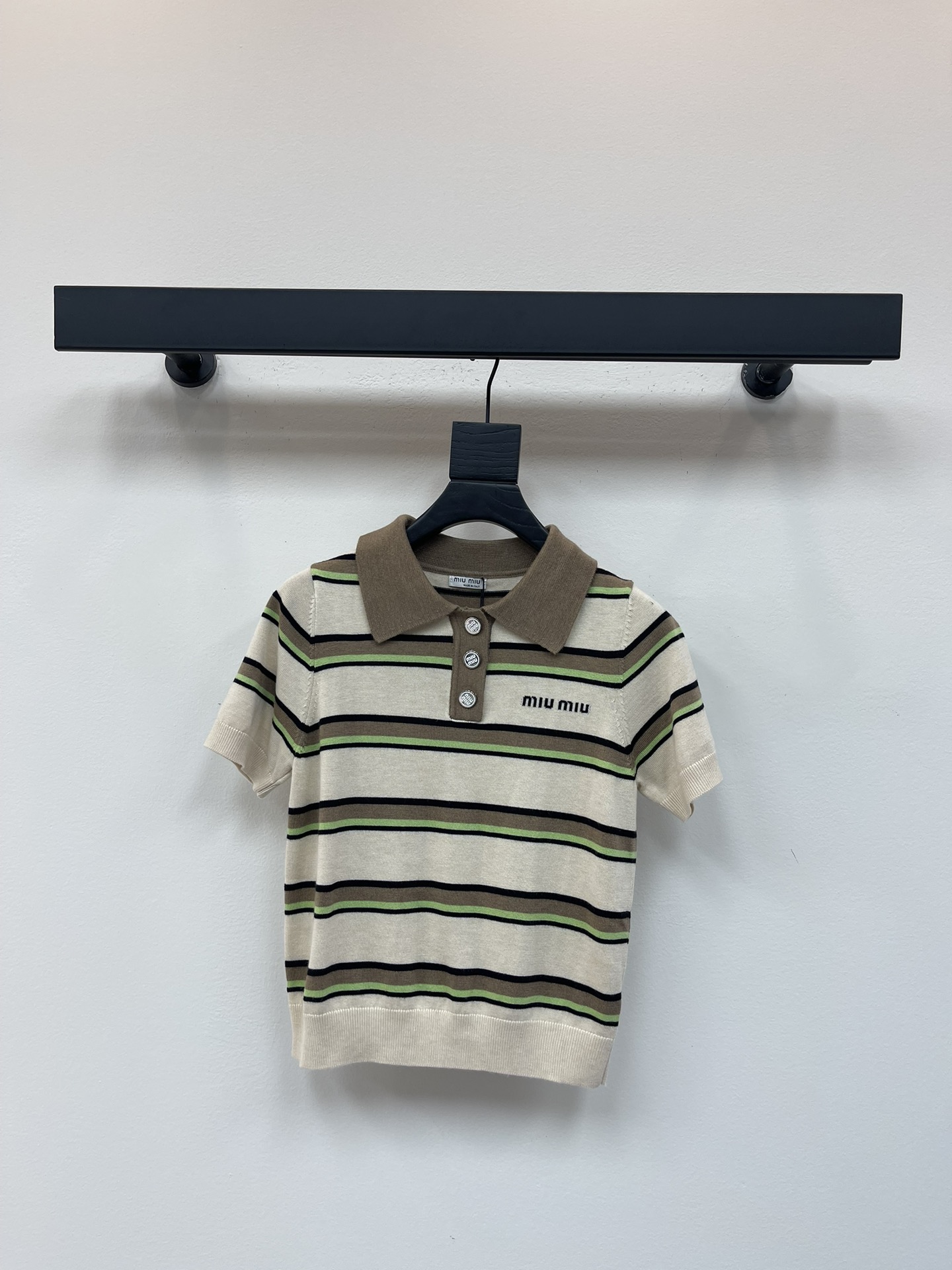 NO:450128,Miumi*25 new striped lapel knitted short sleeves, large body striped contrasting color letter logo decoration on chest, retro style strong regular style to accommodate body shape, playful and age-reducing visual effect is richer in daily travel or party easy to control. SML, miumiu, T-shirt, alexander wang19860909Miumi*25新款条纹翻领针织短袖 大身条纹撞色胸前字母徽标装饰 复古风格强烈常规版型包容身材 风格俏皮减龄视觉效果更丰富日常出行或聚会轻松驾驭.SML,,miumiu,T-shirt,alexander wang,Women's clothing