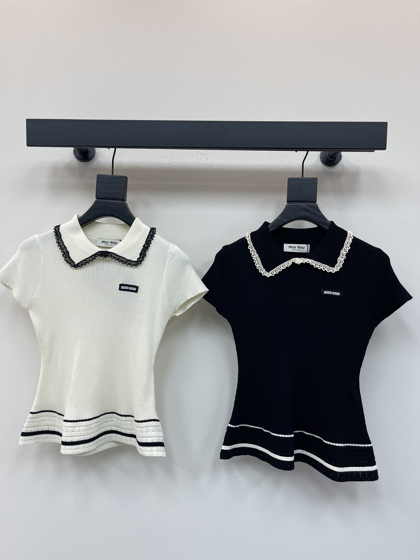 NO:450123,Miumi*25 new lace doll collar knitted short sleeves, super elegant small lapel design, paired with lace edges and wavy edges, very design-like, exquisite workmanship, versatile and unpredictable!  SML, miumiu, T-shirt, alexander wang19860909Miumi*25新款蕾丝娃娃领针织短袖 超显气质的小翻领设计 配上蕾丝边和波浪边 很有设计感 做工精致 百搭不过时！SML,,miumiu,T-shirt,alexander wang,Women's clothing