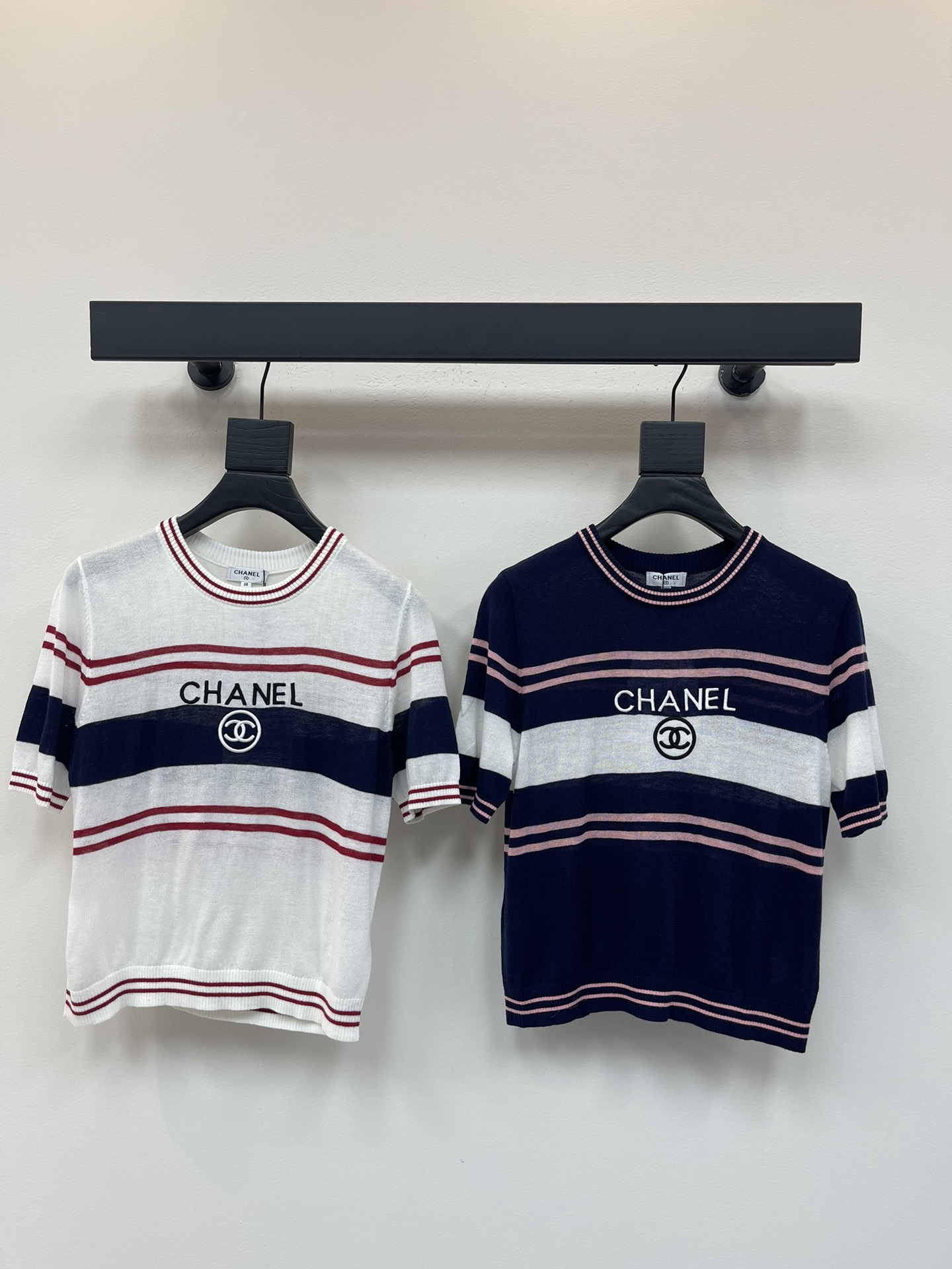 NO:448932,CHANE*25 new round neck striped knitted short sleeves!  Custom imported yarn weaving, breathable and comfortable, full texture, round neck knitted short-sleeved cutting, centered embroidered logo double C letter logo decoration, highlighting the brand style, cuffs and neckline stripes edging, echoing the large body stripes, rich and colorful layers and more textured, the brand's own fashion sense is instantly presented, creating a fashionable style at will, and the inner wear is brilliant and fashionable!  SML, chanel, T-shirt, alexander wang19860909CHANE*25新款圆领条纹针织短袖！定制进口纱线织造 透气舒适 质感十足 圆领针织短袖裁剪 居中刺绣徽标双C字母徽标装饰 凸显品牌格调 袖口和领口条纹包边 与大身条纹形成呼应 层次丰富多彩更显质感 品牌自带的时尚感立现 随心打造潮流时髦风格 单穿内搭都出彩时髦！SML,,chanel,T-shirt,alexander wang,Women's clothing