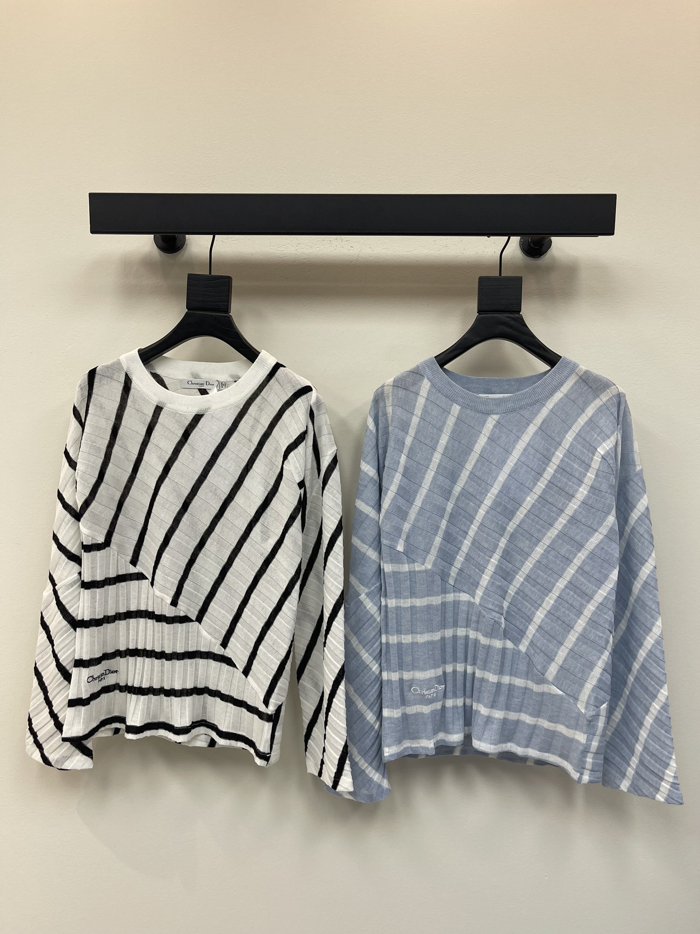 NO:448914,Dio*25 new striped letter pullover knit sweater Customized YB linen yarn woven High-quality texture Comfortable and soft Round neck long-sleeved sweater cut Regular loose silhouette elastic style Wide threaded neckline The large body stripes are designed with the design misalignment. Decorated with waist embroidery craft letters to highlight high-end positioning and fashionable tone Creating a fashionable atmosphere Make the style more durable and versatile SML,,dior,sweaters,alexander wang19860909Dio*25新款条纹字母套头针织毛衣 定制YB亚麻纱线织造 质感高级 舒适柔软 圆领长袖毛衣剪裁 常规宽松廓形弹力版型 领口宽螺纹包边 大身条纹以走向错位为设计亮点 配合腰身刺绣工艺字母装点 彰显高级定位和时尚调性 打造时髦氛围感 让风格更耐看百搭 SML,,dior,sweaters,alexander wang,Women's clothing