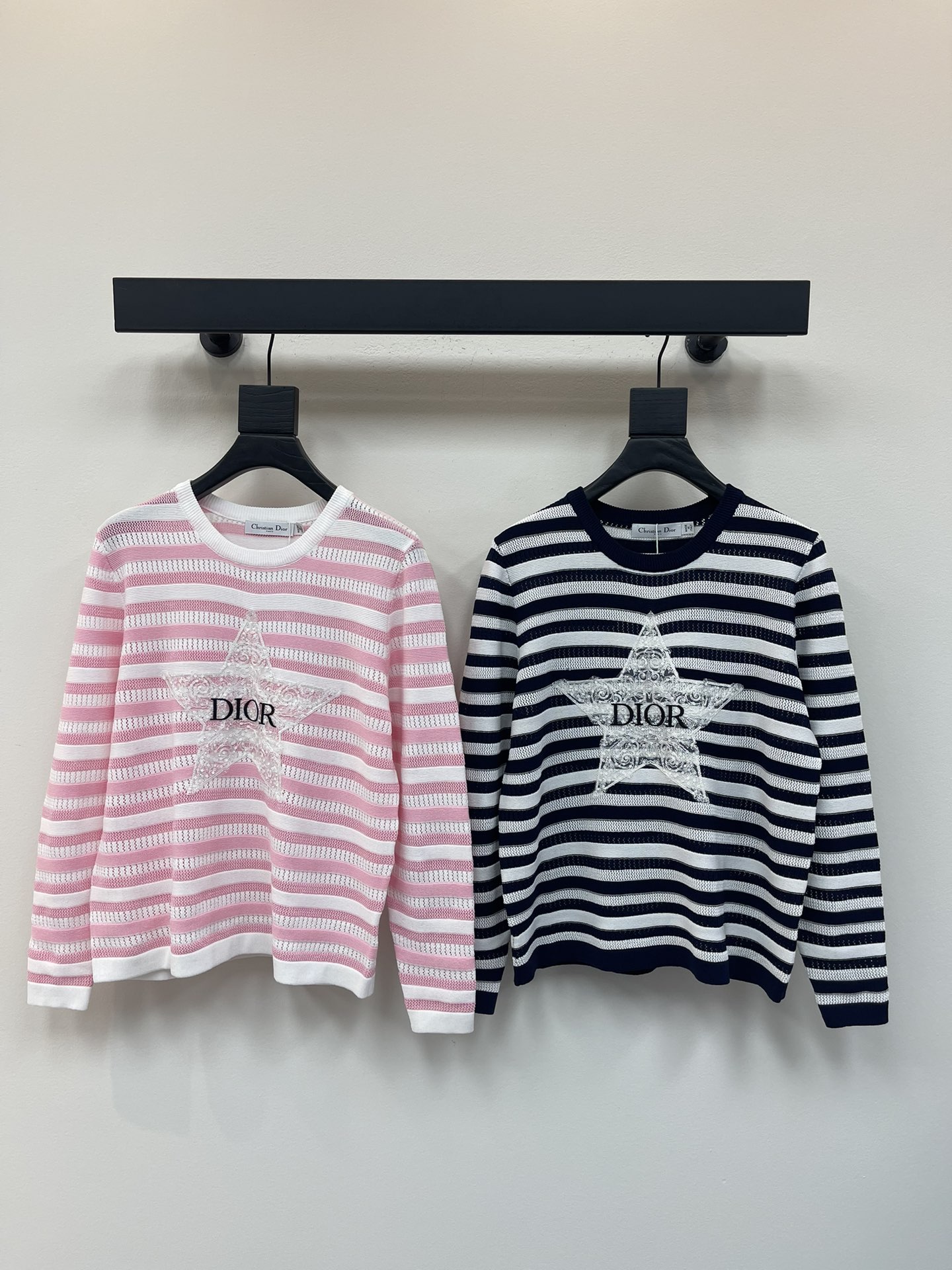 NO:448939,Dio*25 new striped pullover knit sweater!  Customized silk yarn weaving, full of texture, loose shoulder-length sleeve cut, centered five-pointed star letter logo embroidery, highlight the brand style, the two colors of the big body are intertwined, the visual effect is rich and colorful, and the brand's own fashion sense is instantly revealed, creating a fashionable style at will!  SML, dior, sweaters, alexander wang19860909Dio*25新款条纹套头针织毛衣！定制丝毛纱线织造 质感十足 宽松落肩长袖裁剪 居中五角星字母徽标刺绣 凸显品牌格调 大身两色条纹交织 视觉效果丰富多彩更显质感 品牌自带的时尚感立现 随心打造潮流时髦风格！SML,,dior,sweaters,alexander wang,Women's clothing