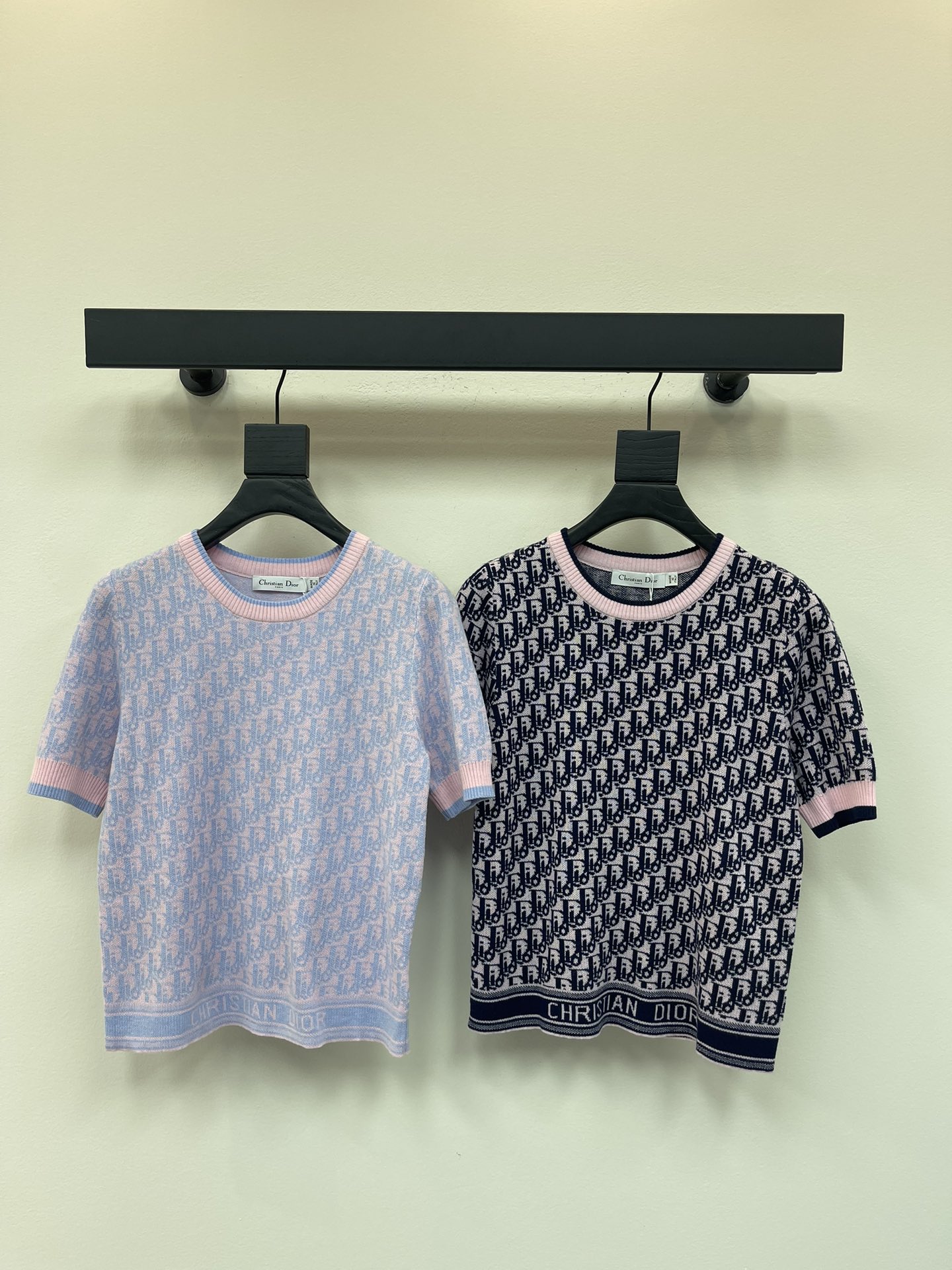 NO:448925,Dio*25 new presbyterian logo knitted short sleeves!  Custom imported knitted material, comfortable, soft and elastic, collar cuff contrasting threaded edge treatment, add layering of the styling, presbyopia logo jacquard decoration, clothes crossbar letter logo, highlight the brand tone, age-reducing color matching, cute and playful, regular style versatile and not picky!  SML, dior, T-shirt, alexander wang19860909Dio*25新款老花logo针织短袖！定制进口针织材质 舒适软糯 弹力十足 领口袖口撞色螺纹包边处理 增添造型层次感 通体老花logo提花装饰 衣摆横杆字母徽标 彰显品牌调性 减龄配色可爱俏皮 常规版型百搭不挑人！SML,,dior,T-shirt,alexander wang,Women's clothing