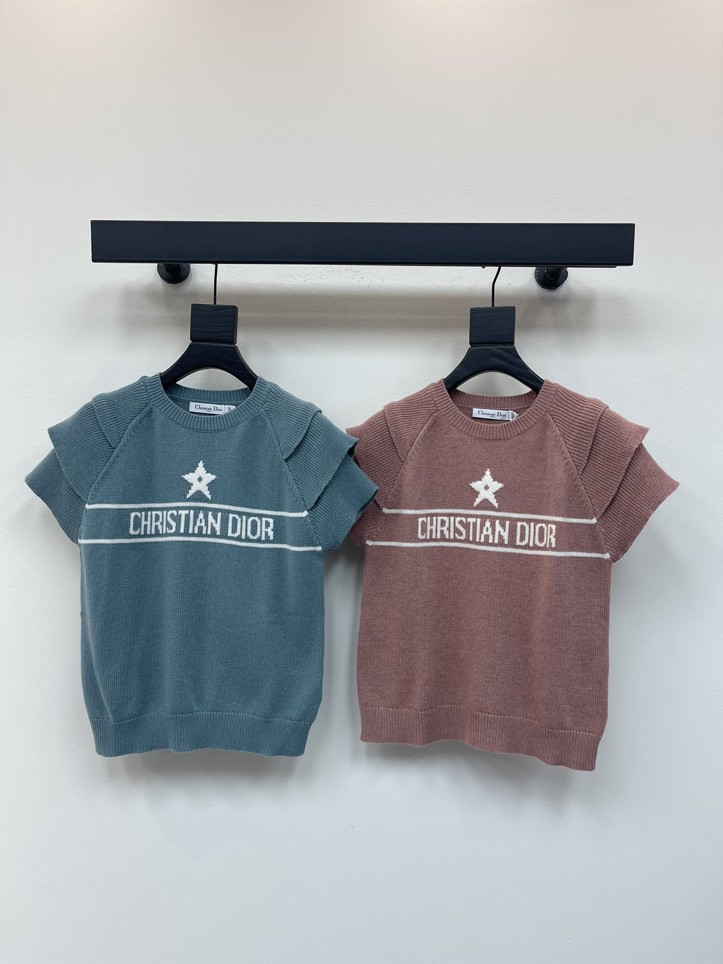 NO:448918,Dio*25 new crochet letter knitted short sleeves Customized YB cashmere wool yarn wool yarn soft and comfortable fashionable and slim round neck short sleeve sweater cut The brides at the hem of the ready-to-wear collar are tightened with elastic threads, neat and exquisite and elegant, layered ruffled design on both sides of the rotary sleeves, combined with the chest logo crochet letters, five-pointed star decoration, show the brand's best temperament and social style, the upper body adds a Korean gentle and literary atmosphere, and the inner layer is perfect for autumn and winter. SML, dior, sweaters, T-shirt, alexander wang19860909Dio*25新款钩花字母针织短袖 定制YB羊绒羊毛纱线织造 柔软舒适 洋气显瘦 圆领短袖毛衣剪裁 成衣领口下摆的包边饰以弹力螺纹贴合收紧 利落精致优雅感拉满 两侧肩袖层叠荷叶边设计 配合胸前标志钩花字母五角星装饰 展现品牌最拿手的气质名媛风格 上身增添韩式温柔文艺气息 秋冬内搭叠穿都完美 SML,,dior,sweaters,T-shirt,alexander wang,Women's clothing