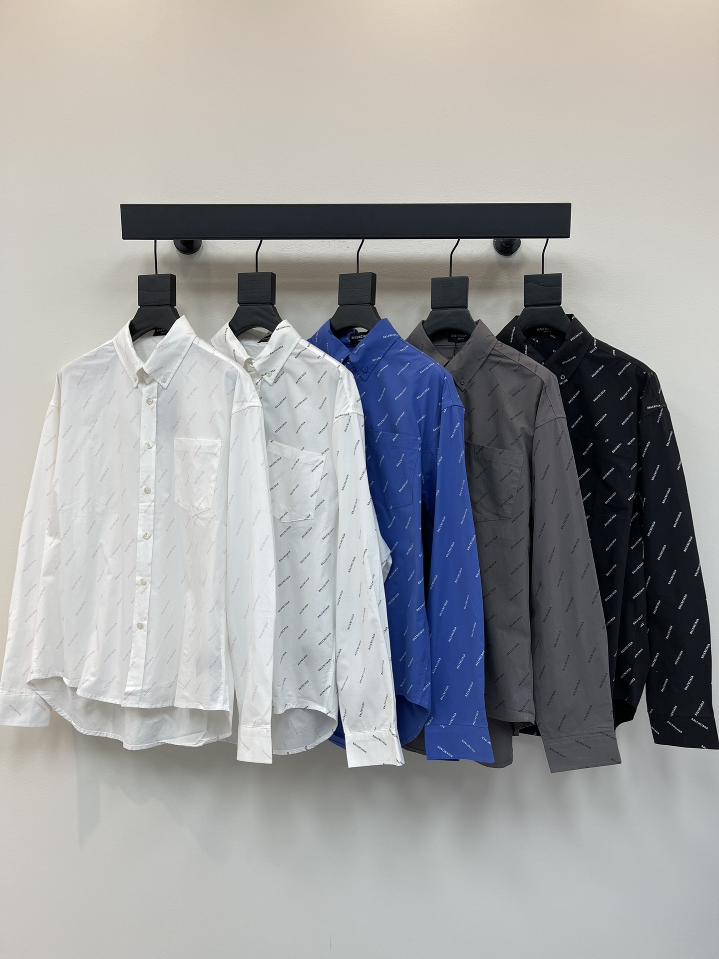 NO:448962,Balenciag*25 new single-breasted casual long-sleeved shirt with printed letter logo. It is made of high-quality fabrics, which are comfortable and breathable. The fabric has a soft texture and is fitted with exquisite workmanship, which not only shows a neat sense of lines, but also feels comfortable to wear. The style is loose, the same as men and women!  Color black white/black white/pink blue gray code S-XL,,balenciaga,shirts,alexander wang19860909Balenciag*25新款满身印花字母logo单排扣休闲长袖衬衫.选用高品质面料,穿着舒适透气.面料质感柔软,做工贴合精致,既展现利落的线条感,又不失穿着自在感.版型宽松,男女同款！ 颜色黑色 白/黑 白/粉 蓝色 灰色 码数S-XL,,balenciaga,shirts,alexander wang,Women's clothing