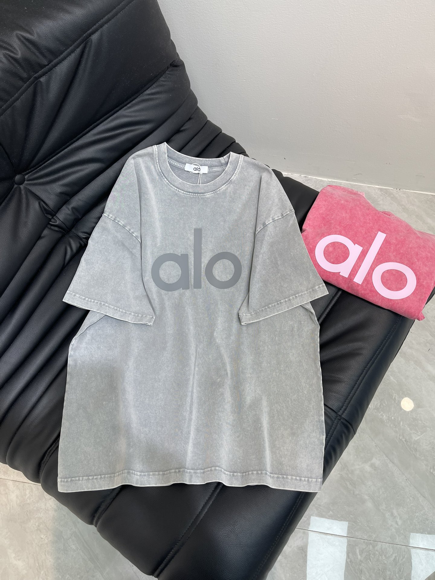 NO:448923,alo*25 new logo letter round neck short-sleeved T-shirt, front embossing process, fashionable and high-end double yarn worsted cotton fabric, loose oversize style, same style for men and women, exquisite and versatile. S-XL, versace, T-shirt, tees, t-shirt, alexander wang19860909alo*25新款logo字母圆领短袖T恤,前幅压花工艺,时尚又高级双纱精纺全棉面料,宽松oversize版型,男女同款,精致百搭.S-XL,,versace,T-shirt,tees，t-shirt,alexander wang,Women's clothing