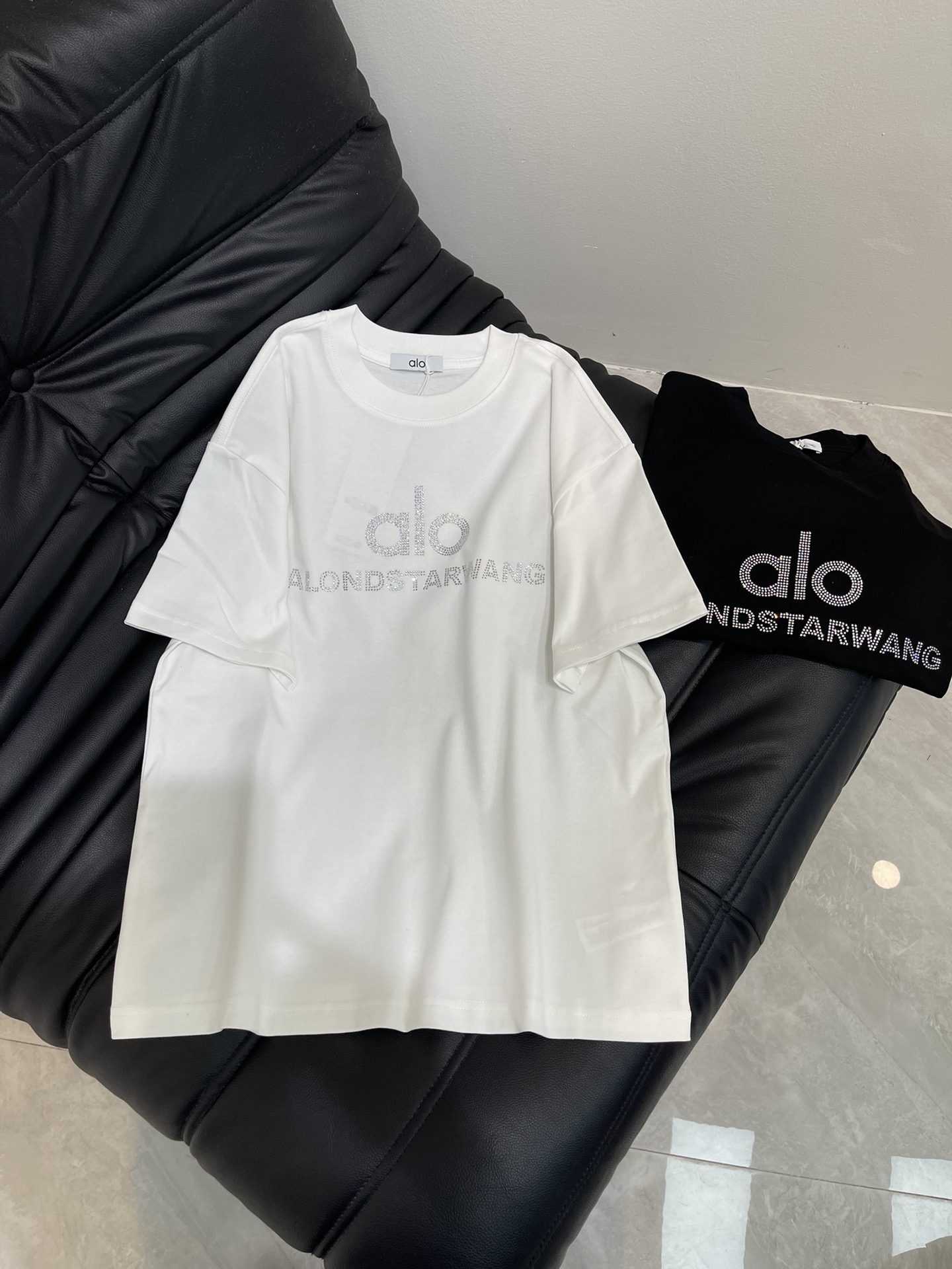 NO:448950,alo*25 new logo letter round neck short-sleeved T-shirt, front and back heavy industry nail drilling process, fashionable and high-end double yarn worsted cotton fabric, loose oversize style, same style for men and women, exquisite and versatile. S-XL, versace, T-shirt, tees, t-shirt, alexander wang19860909alo*25新款logo字母圆领短袖T恤,前后幅重工钉钻工艺,时尚又高级双纱精纺全棉面料,宽松oversize版型,男女同款,精致百搭.S-XL,,versace,T-shirt,tees，t-shirt,alexander wang,Women's clothing