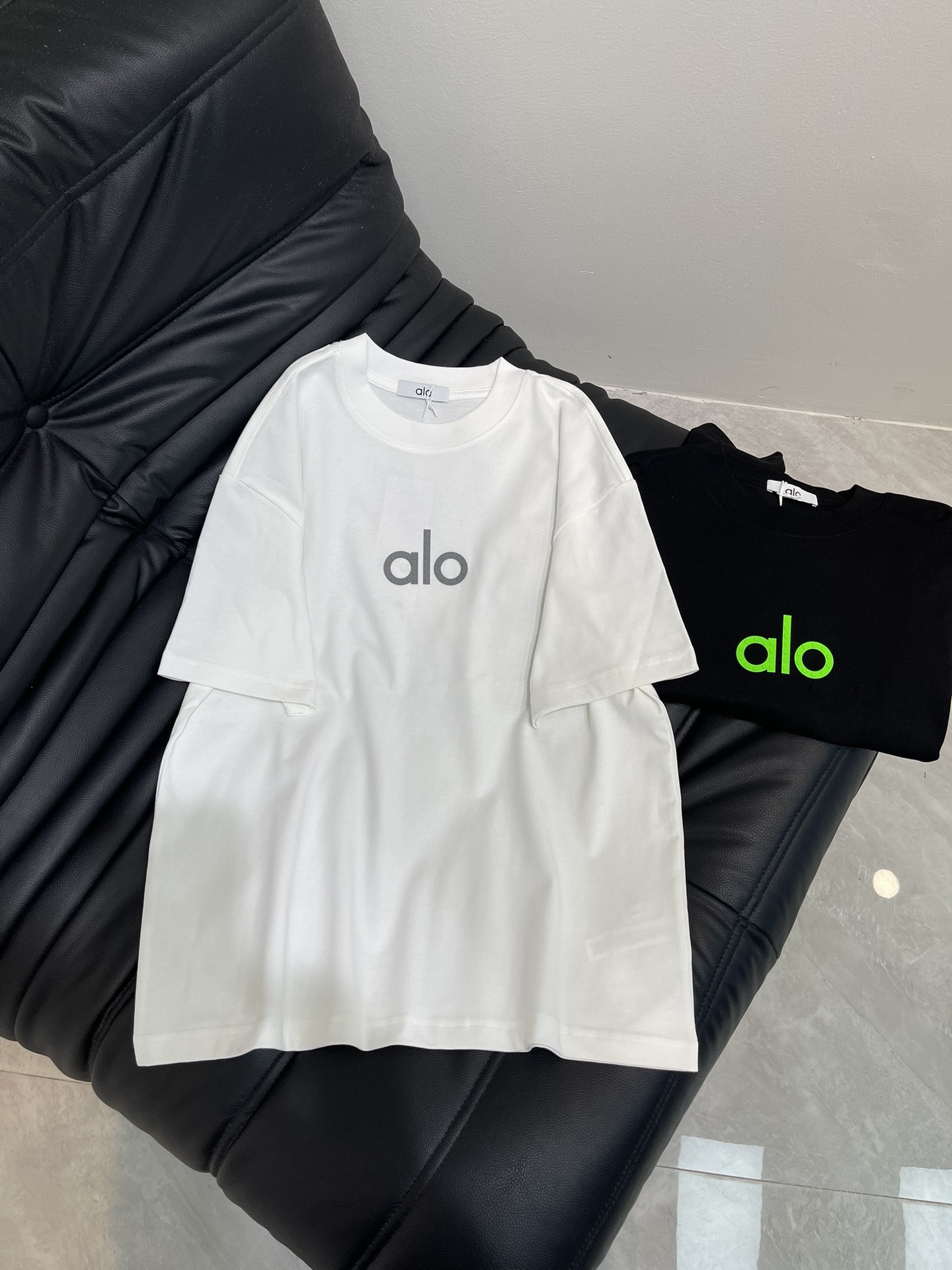 NO:448956,alo*25 new logo letter round neck short-sleeved T-shirt, double-layer laser thick plate embossing technology on the front and back, fashionable and high-end double-yarn worsted cotton fabric, loose oversize style, same style for men and women, exquisite and versatile. S-XL, versace, T-shirt, tees, t-shirt, alexander wang19860909alo*25新款logo字母圆领短袖T恤,前后幅双层激光厚板压花工艺,时尚又高级双纱精纺全棉面料,宽松oversize版型,男女同款,精致百搭.S-XL,,versace,T-shirt,tees，t-shirt,alexander wang,Women's clothing