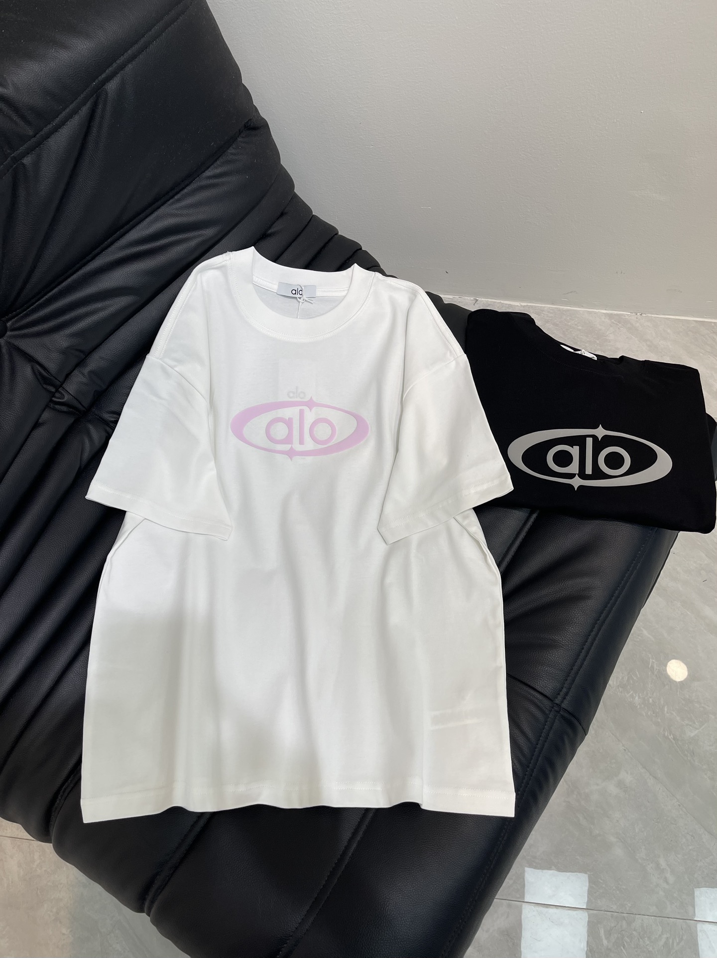 NO:448937,alo*25 new personalized avant-garde single-piece round neck short-sleeved T-shirt. Front foam LOGO embossing process. Fashionable and high-end double-yarn worsted cotton fabric, loose oversize style, same style for men and women, exquisite and versatile. S-XL, versace, T-shirt, tees, t-shirt, alexander wang19860909alo*25新款个性前卫单品圆领短袖T恤.前幅发泡LOGO压花工艺.时尚又高级双纱精纺全棉面料,宽松oversize版型,男女同款,精致百搭.S-XL,,versace,T-shirt,tees，t-shirt,alexander wang,Women's clothing