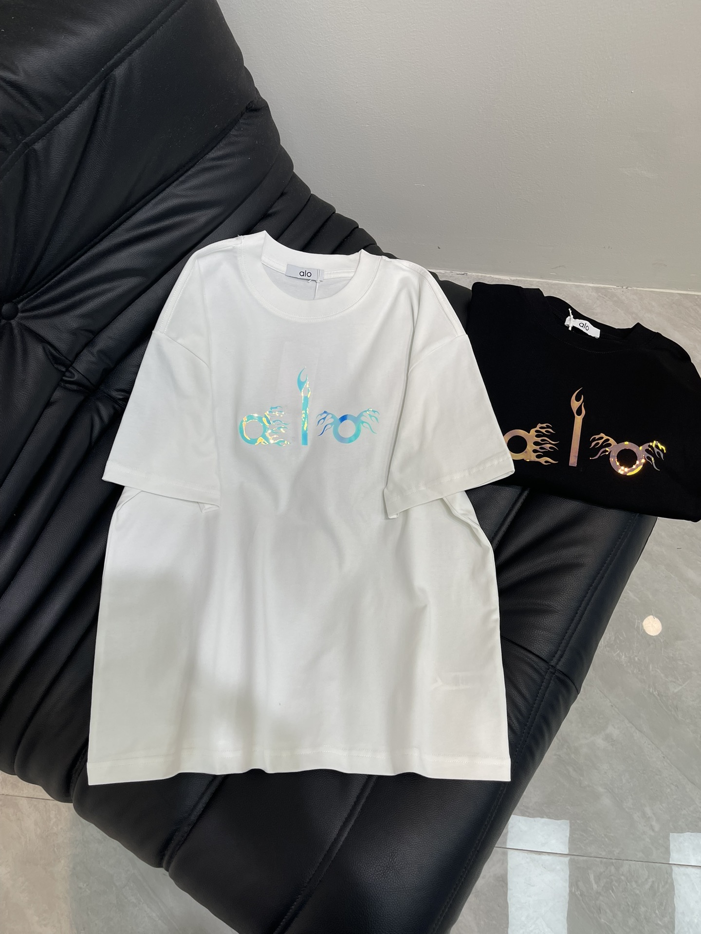 NO:448929,alo*25 new logo letter round neck short-sleeved T-shirt, adopts fantasy color-changing printing technology, fashionable and high-end double-yarn worsted cotton fabric, loose oversize style, same style for men and women, exquisite and versatile. S-XL, versace, T-shirt, tees, t-shirt, alexander wang19860909alo*25新款logo字母圆领短袖T恤,采用幻彩变色印花工艺,时尚又高级双纱精纺全棉面料,宽松oversize版型,男女同款,精致百搭.S-XL,,versace,T-shirt,tees，t-shirt,alexander wang,Women's clothing