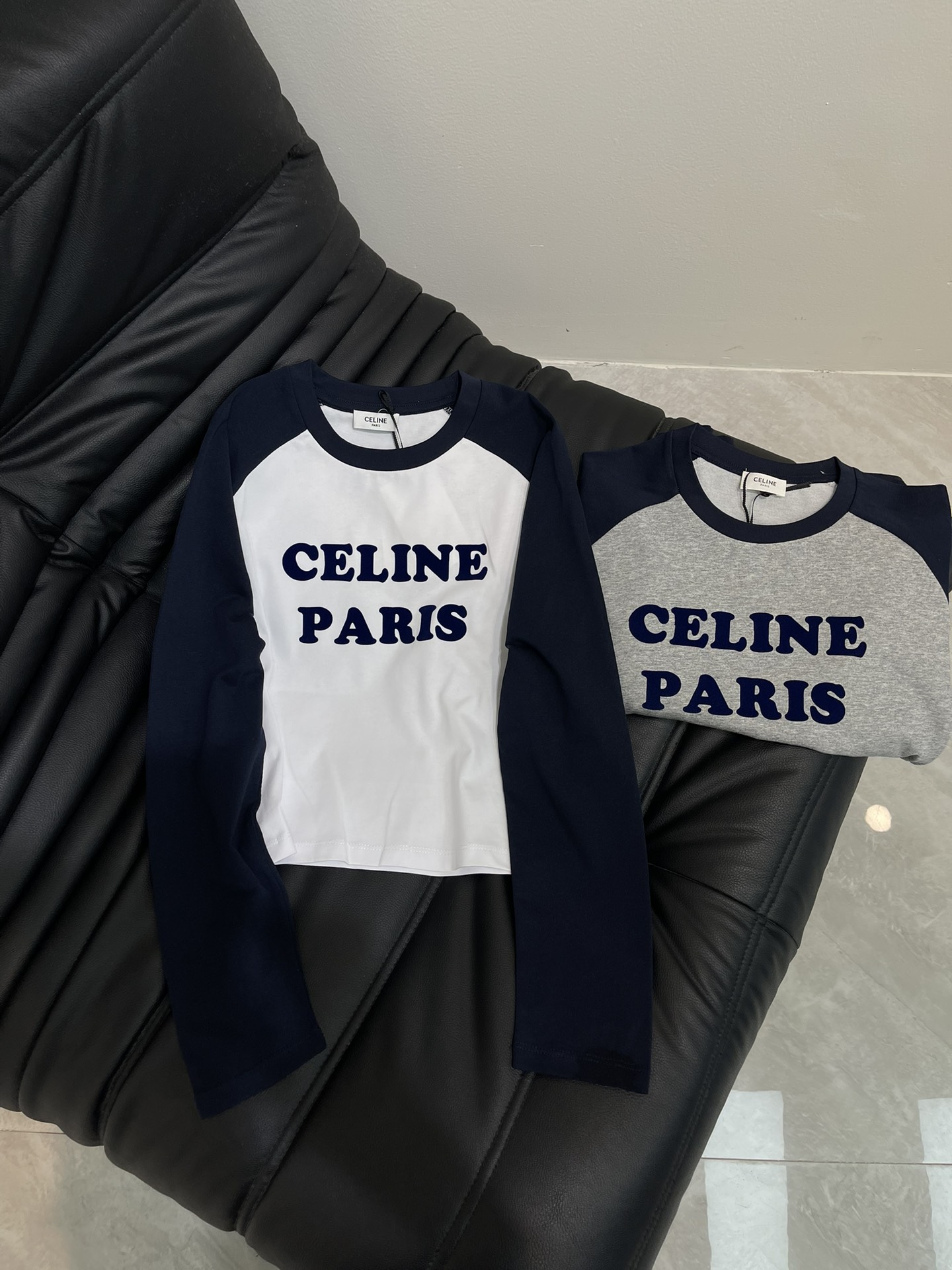 NO:450682,Celin*25 early autumn new product raglan color-blocking letter flocking logo short long-sleeved base shirt!  A basic style that is essential for people. Thin fabric, chest logo letters, collar cuff edges echo the print, the style is invincible and slim, and it becomes a well-behaved girl when worn. Standard American casual academy style Customized cotton fabric, skin-friendly and soft. Even if it is summer, it will be nice to wear shorts. SML, celine, shorts, alexander wang19860909Celin*25早秋新品插肩拼色字母植绒logo短款长袖打底衫！ 人手必备基础的一款 轻薄面料 胸前logo字母 领子袖口包边与印花相呼应 版型无敌显瘦 穿上简直秒变乖巧少女 标准的美式休闲学院风 定制纯棉面料 上身亲肤柔软 就算现在是夏天,随便搭个短裤也是敲好看哒 SML,,celine,shorts,alexander wang,Women's clothing