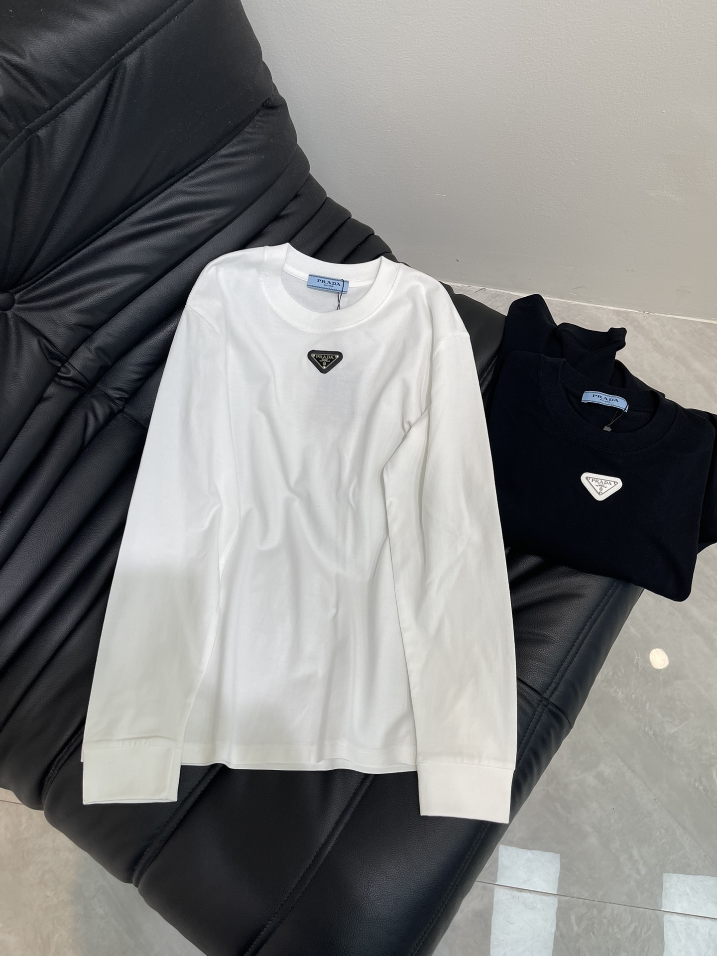 NO:450639,Prad*25 early autumn new inverted triangle logo casual long sleeve T positioning process Imported cotton fabric neckline round neck design inverted triangle logo letters loose style men and women same style moderate thin thickness can be used as base or single wear to show fashion personality Simple classic and versatile style, easy to wear whatever you want Black White SML, prada, alexander wang19860909Prad*25早秋新款倒三角标休闲长袖T 定位工艺 进口纯棉面料 领口圆领设计 倒三角标logo字母 宽松版型 男女同款 薄厚度适中 可做打底or单穿 彰显时尚个性 简约经典百搭款 随便搭都非常好看 黑色 白色 SML,,prada,alexander wang,Women's clothing