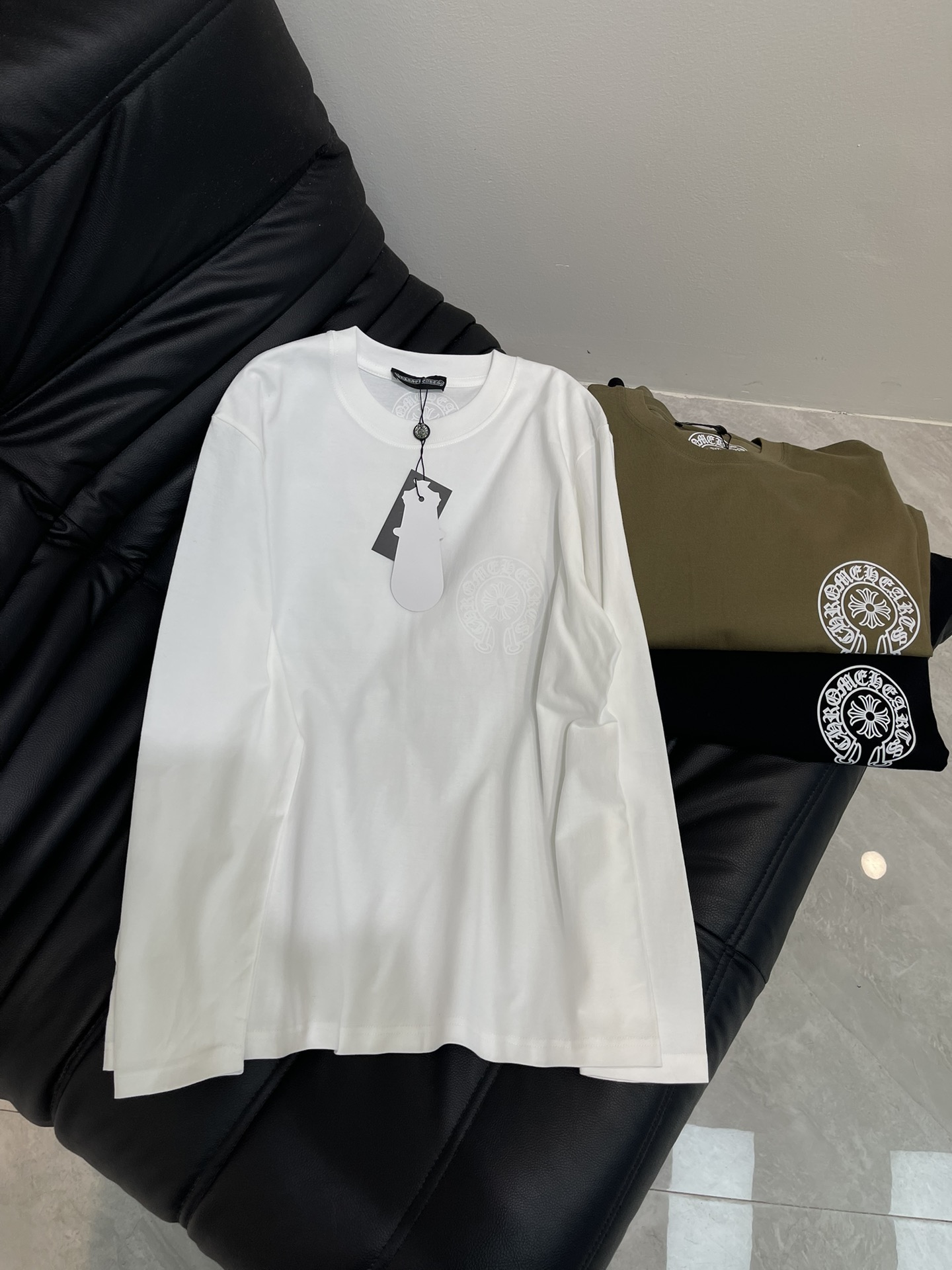 NO:450686,Chrome Heart*25 early autumn new flagship logo printed long-sleeved base shirt!  A basic style that is essential for people. Thin fabric, chest logo letters, collar cuff edges echo the print, the style is invincible and slim, and it becomes a well-behaved girl when worn. Standard American casual academy style Customized cotton fabric, soft upper body, skin-friendly. Even if it is summer, it will be nice to wear shorts. SML, chrome hearts, chrome hearts, shorts, alexander wang19860909Chrome Heart*克罗心*25早秋新品国旗徽标印花长袖打底衫！ 人手必备基础的一款 轻薄面料 胸前logo字母 领子袖口包边与印花相呼应 版型无敌显瘦 穿上简直秒变乖巧少女 标准的美式休闲学院风 定制纯棉面料 上身亲肤柔软 就算现在是夏天,随便搭个短裤也是敲好看哒 SML,,chrome hearts,chrome hearts,shorts,alexander wang,Women's clothing