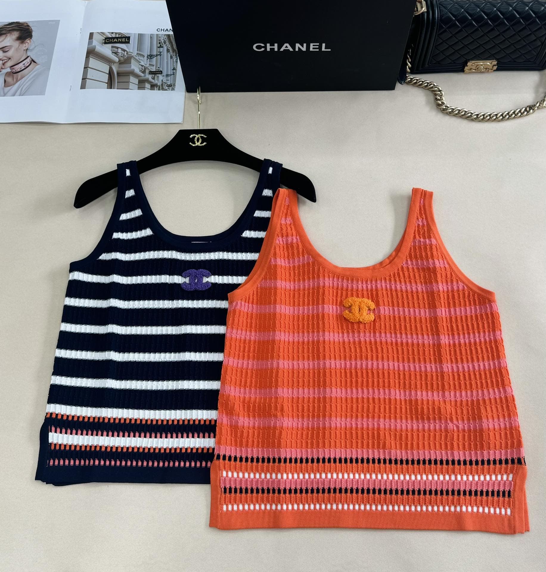 NO:448634,Chanel 25 summer new style striped knitted vest classic double C logo embellishment fashionable and versatile color matching sleeveless design adapts to multiple scenes easy to grasp French elegant 2 colors sml, chanel, alexander wang19860909Chanel 25夏季新款 条纹针织背心 经典双C标识点缀 配色时髦又百搭 无袖设计适配多种场景 轻松拿捏法式优雅 2色sml,,chanel,alexander wang,Women's clothing