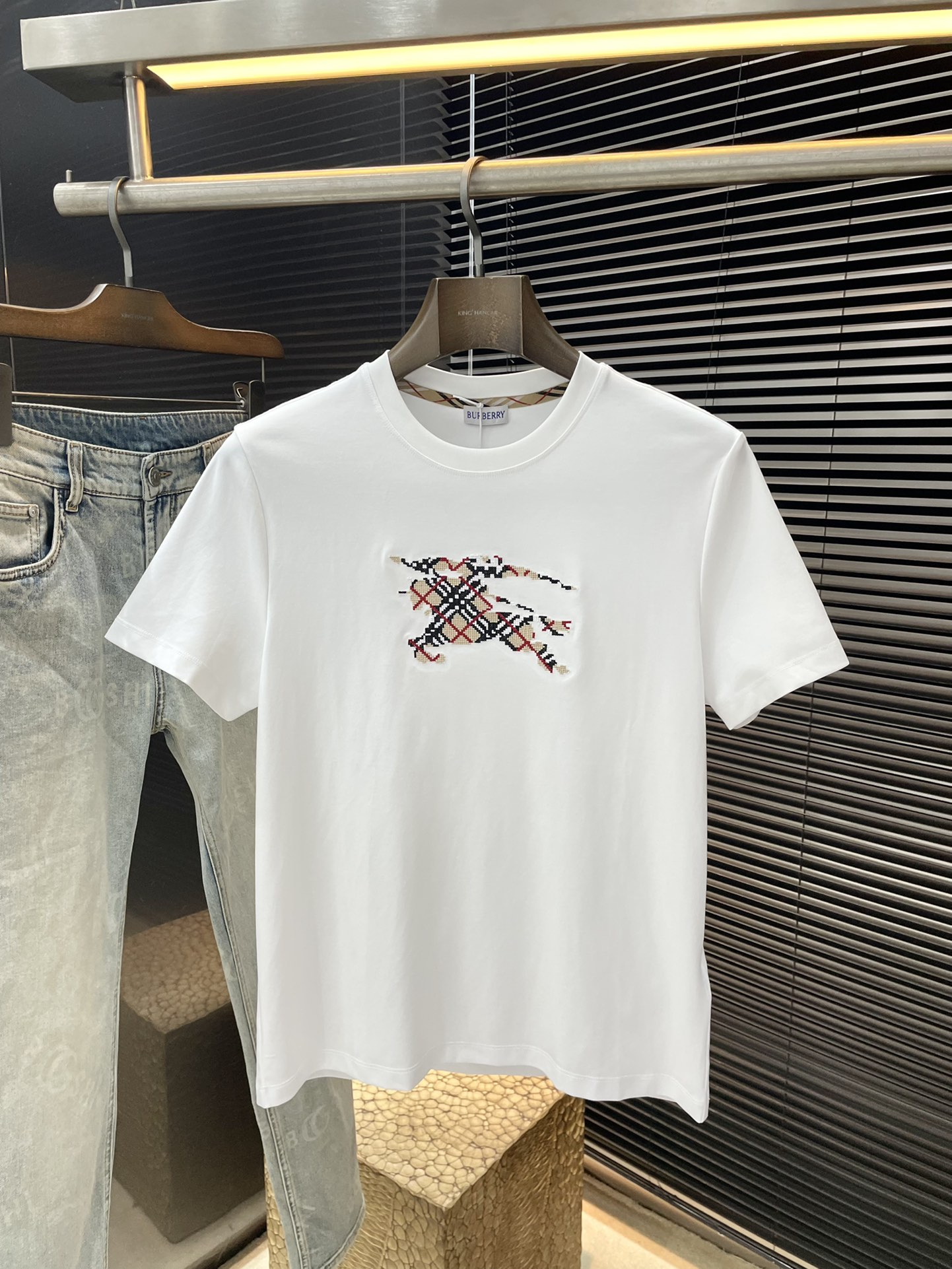 NO:456332,P Burberry- (Burberry) series VIP high-end customization, new short-sleeved, versatile style, anyone can easily control the fabric, fully customized craftsmanship, high-quality mercerized cotton fabric, the fabric feels soft, the upper body is comfortable and soft. The simple style is very classy, ​​simple and unique, the style is very exquisite, the style is very exquisite, and it will highlight the exquisiteness of business men!  Size M-3XL, burberry, burberry, T-shirt, alexander wang19860909P  Burberry-（巴宝莉）系列 VIP高级定制 新款短袖 百搭款式 任何人都可以轻松驾驭 面料全订制工艺 高定一等品丝光棉面料 面料手感柔软,上身舒适柔软 简约的款式非常显档次,简约个性时尚,版型剪裁非常精致,显气场,又会凸显商务男士的精致！尺码 M-3XL,,burberry,burberry,T-shirt,alexander wang,Men's clothing