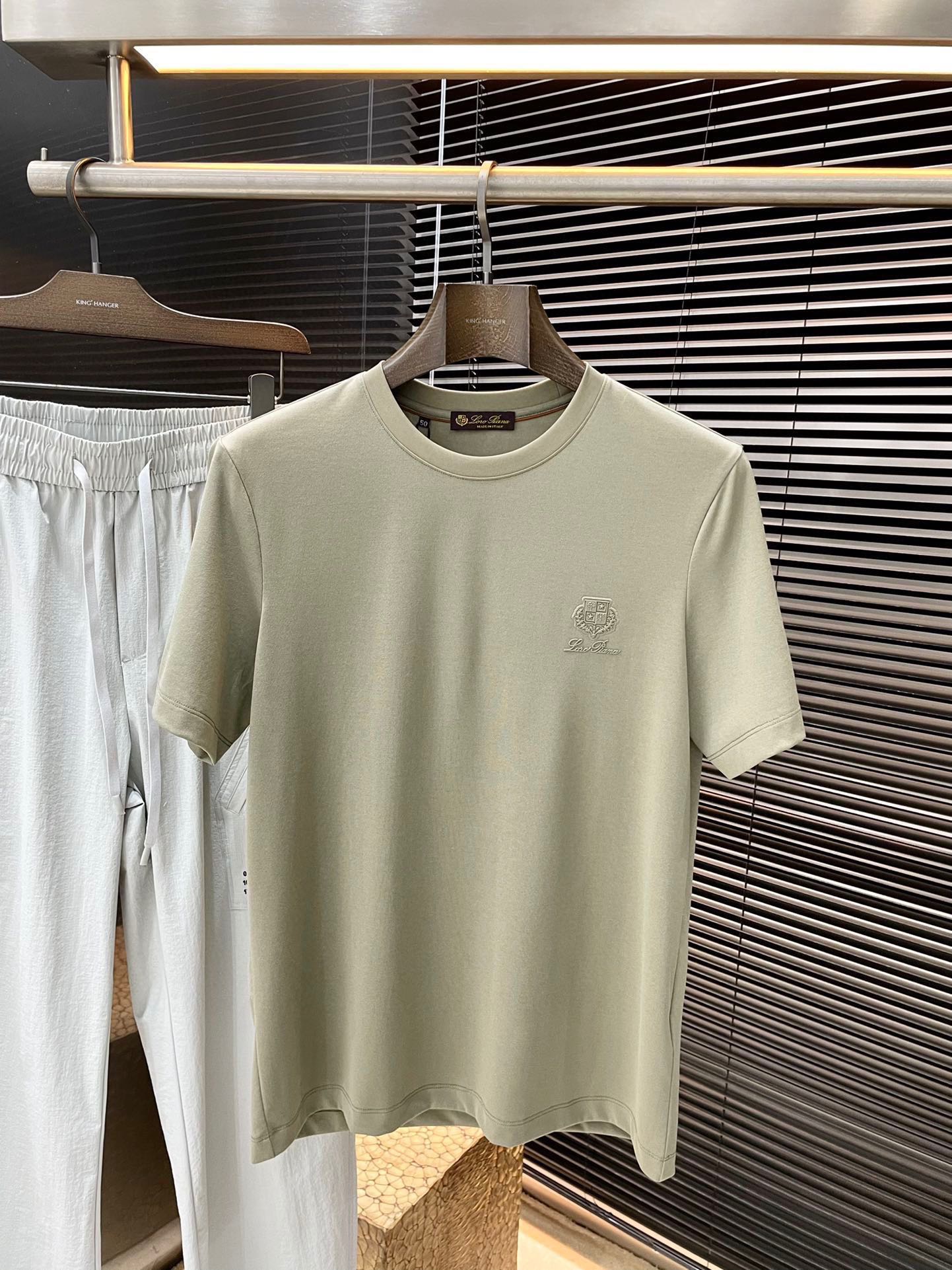 NO:456337,P Loro Piana series VIP high-end customization, new short-sleeved spring and summer style, versatile style, anyone can easily control the fabric, fully customized, high-quality polyester fiber cotton blend fabric, the fabric feels soft, the upper body is comfortable and soft, the simple style is very classy, ​​simple and unique, the style is very exquisite, the cut is very exquisite, and it will highlight the exquisiteness of business men!  Size M-3XL, loro piana, T-shirt, alexander wang19860909P  Loro Piana（诺悠翩雅）系列 VIP高级定制 春夏季新款短袖 百搭款式 任何人都可以轻松驾驭 面料全订制 高定一等品聚脂纤维棉混纺面料 面料手感柔软,上身舒适柔软 简约的款式非常显档次,简约个性时尚,版型剪裁非常精致,显气场,又会凸显商务男士的精致！尺码 M-3XL,,loro piana,T-shirt,alexander wang,Men's clothing