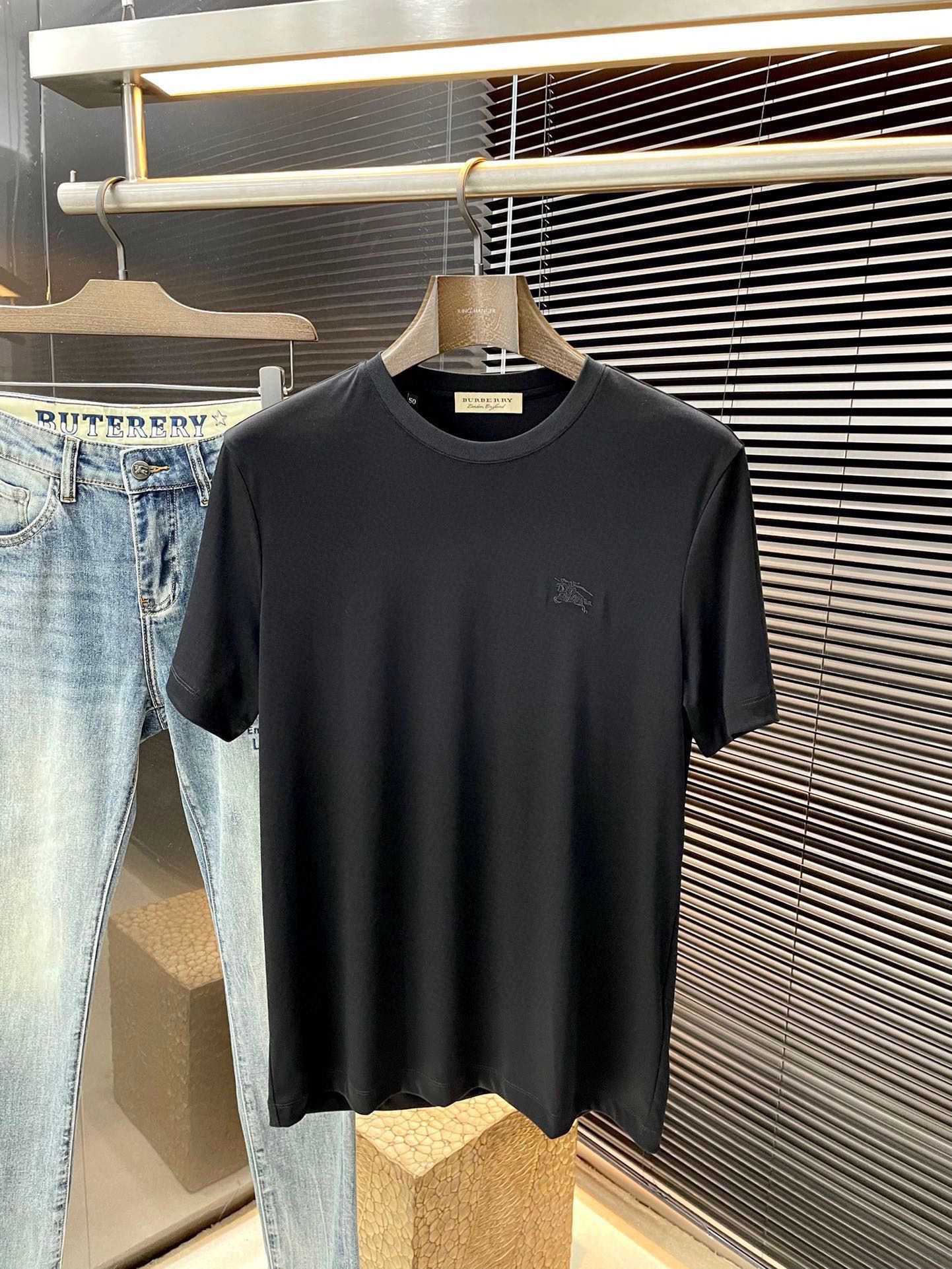 NO:456293,P Burb- (Babb) series VIP high-end customization, new short-sleeved spring and summer style, versatile style, anyone can easily control the fabric, high-quality cotton fabric, the fabric feels soft, the upper body is comfortable and soft, the simple style is very classy, ​​simple and unique, the style is very exquisite, the cut is very exquisite, showing the aura, and it will highlight the exquisiteness of business men!  Size M-3XL, burberry, burberry, T-shirt, alexander wang19860909P  Burb-（巴宝）系列 VIP高级定制 春夏季新款短袖 百搭款式 任何人都可以轻松驾驭 面料全订制 高定一等品棉面料 面料手感柔软,上身舒适柔软 简约的款式非常显档次,简约个性时尚,版型剪裁非常精致,显气场,又会凸显商务男士的精致！尺码 M-3XL,,burberry,burberry,T-shirt,alexander wang,Men's clothing