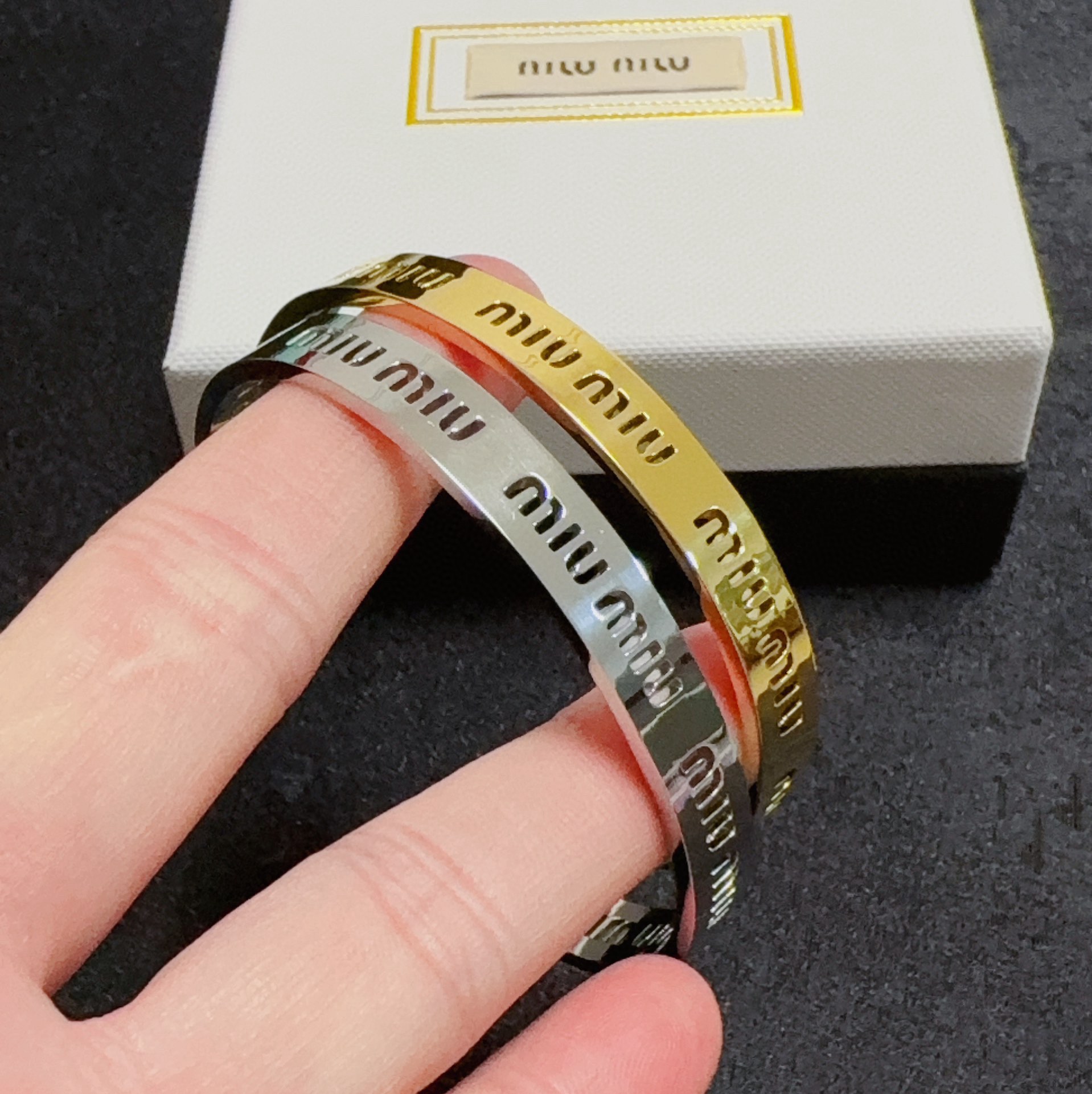 ❤️85包邮/原单代购级别
👑miumiu缪缪 🆕 新款镂空开口手镯👉高级定制精致小物件必备 一年四季都可配戴‼️细节中提升衣品 提升质感 优雅气质🈵🈵🈵️时髦精收藏款😘日常通勤精致💗
