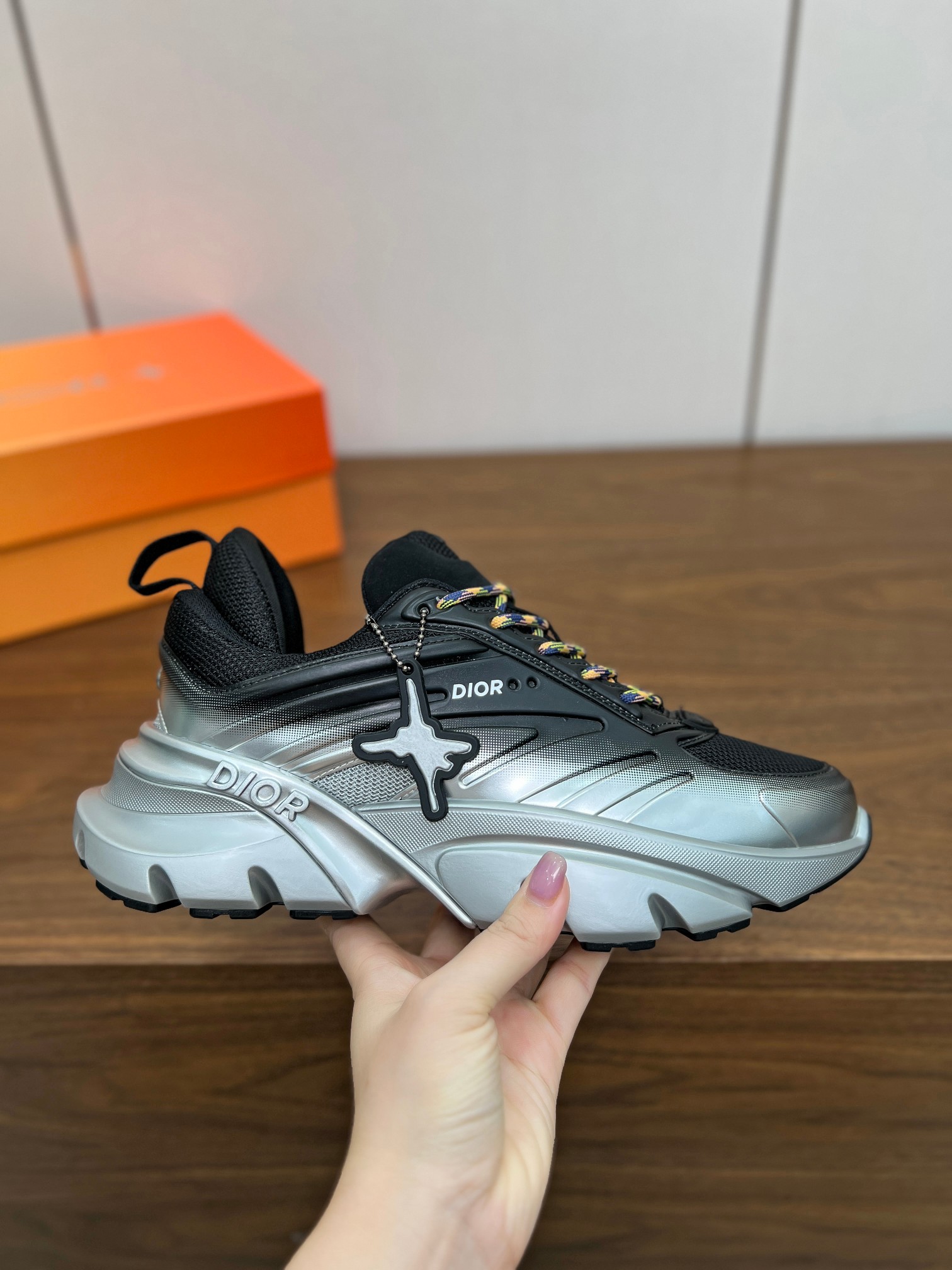 NO:437104,Lewis Hamilton x Dior B44 Blade series Limited model Gradient color Sports shoes Thick sole Casual shoes Original purchase and development Made this B44 Blade sneaker comes from the DIOR AND LEWIS HAMILTON limited series, with a full silhouette design, eye-catching and fashionable, inspired by the age. It is carefully crafted with gradient black and silver tones mesh fabric, paired with the same tone technology fabric, and the sole is decorated with contrasting Blade inserts to pay tribute to running. The DIOR AND LEWIS HAMILTON logo hanging down from the eyelets, with Dior on the upper, heel and sides  Logo embellishment. It looks more refined with three-color shoelaces. The backside interior padded support design highlights the sporty aesthetic style, which can add a modern style to various casual styles. The delivery counter is exquisitely packaged. The original imported top layer cowhide inner layer is imported breathable net. The sole is original open mold-proof rubber material. The bottom thickness is 5.5CM. Size: men's 38-46, dad shoes, dior, sneakers, cowhide19860909Lewis Hamilton x Dior B44 Blade系列 限定款 渐变色 运动鞋 厚底 休闲鞋 原版购入开发 做货 这款 B44 Blade 运动鞋来自 DIOR AND LEWIS HAMILTON 限定系列,采用充盈的廓形设计,醒目时尚,灵感源自 年代.采用渐变黑色和银色调网眼织物精心制作,搭配同色调科技面料拼接,鞋底饰以对比鲜明的 Blade 镶片,向跑步运动致敬.DIOR AND LEWIS HAMILTON 标志吊饰从孔眼垂悬而下,鞋面、鞋跟和侧面均以 Dior 标志点缀.搭配三色鞋带更显精致,后侧内部加垫支撑设计彰显运动审美风格,可为各式休闲造型增添现代风范 配送专柜精美包装 面料原版进口头层牛皮 内里原版进口透气网里 鞋底原版开模防滑橡胶材质 底厚5.5CM Size:男款38-46,老爹鞋,dior,sneakers,cowhide,Women's Shoes