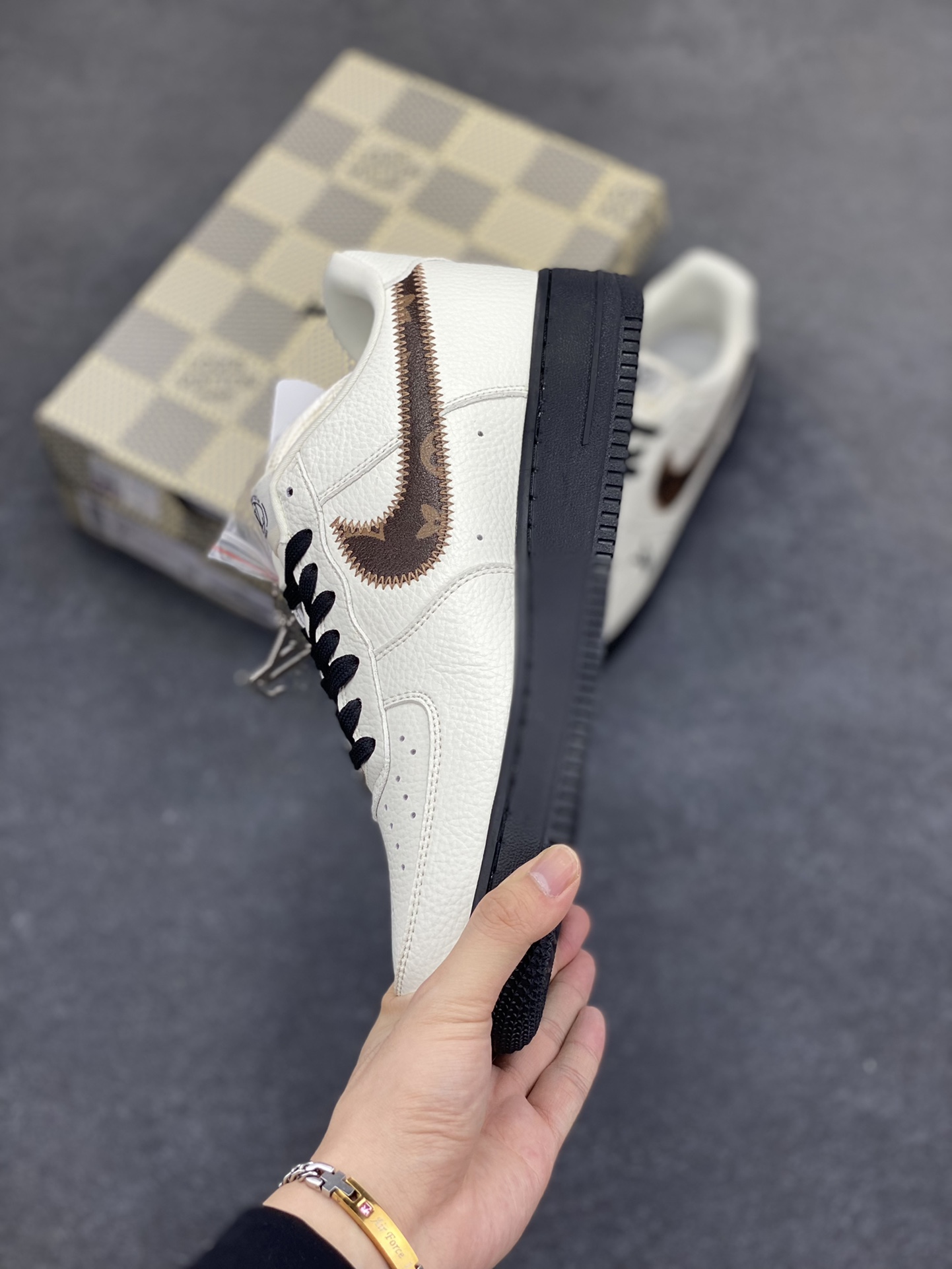 图片[3]-NIke Air Force 1 \’07 Low LV联名–素白雅棕 空军一号低帮 运动鞋 休闲鞋 折边针车 工艺难度大 原楦头原纸板 原装鞋盒 原厂鞋底 超高清洁度 细节完美 货号：SC0601-559 尺码：36 36.5 37.5 38 38.5 39 40 40.5 41 42 42.5 43 44 44.5 45-选品中心