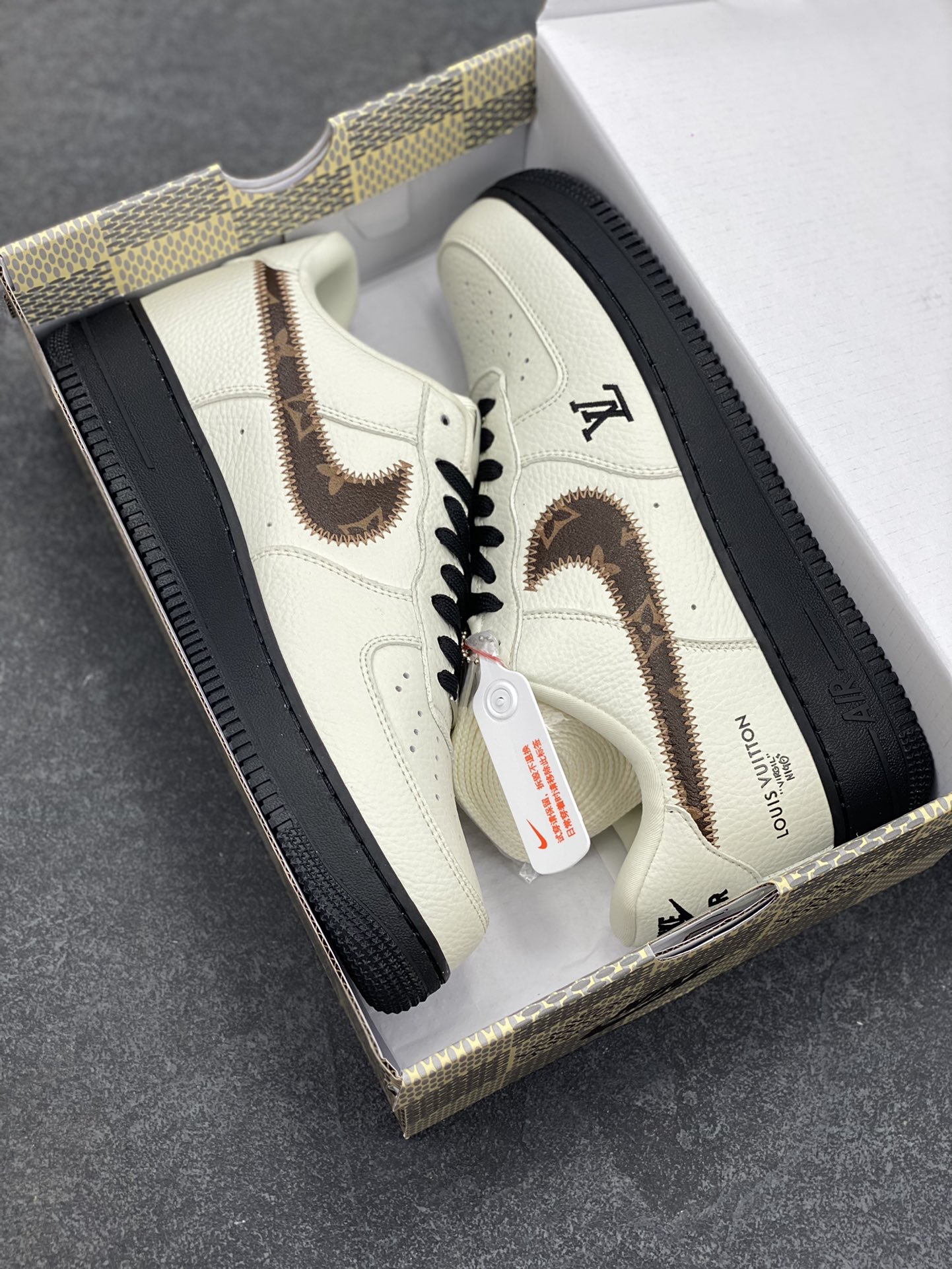 图片[9]-NIke Air Force 1 \’07 Low LV联名–素白雅棕 空军一号低帮 运动鞋 休闲鞋 折边针车 工艺难度大 原楦头原纸板 原装鞋盒 原厂鞋底 超高清洁度 细节完美 货号：SC0601-559 尺码：36 36.5 37.5 38 38.5 39 40 40.5 41 42 42.5 43 44 44.5 45-选品中心