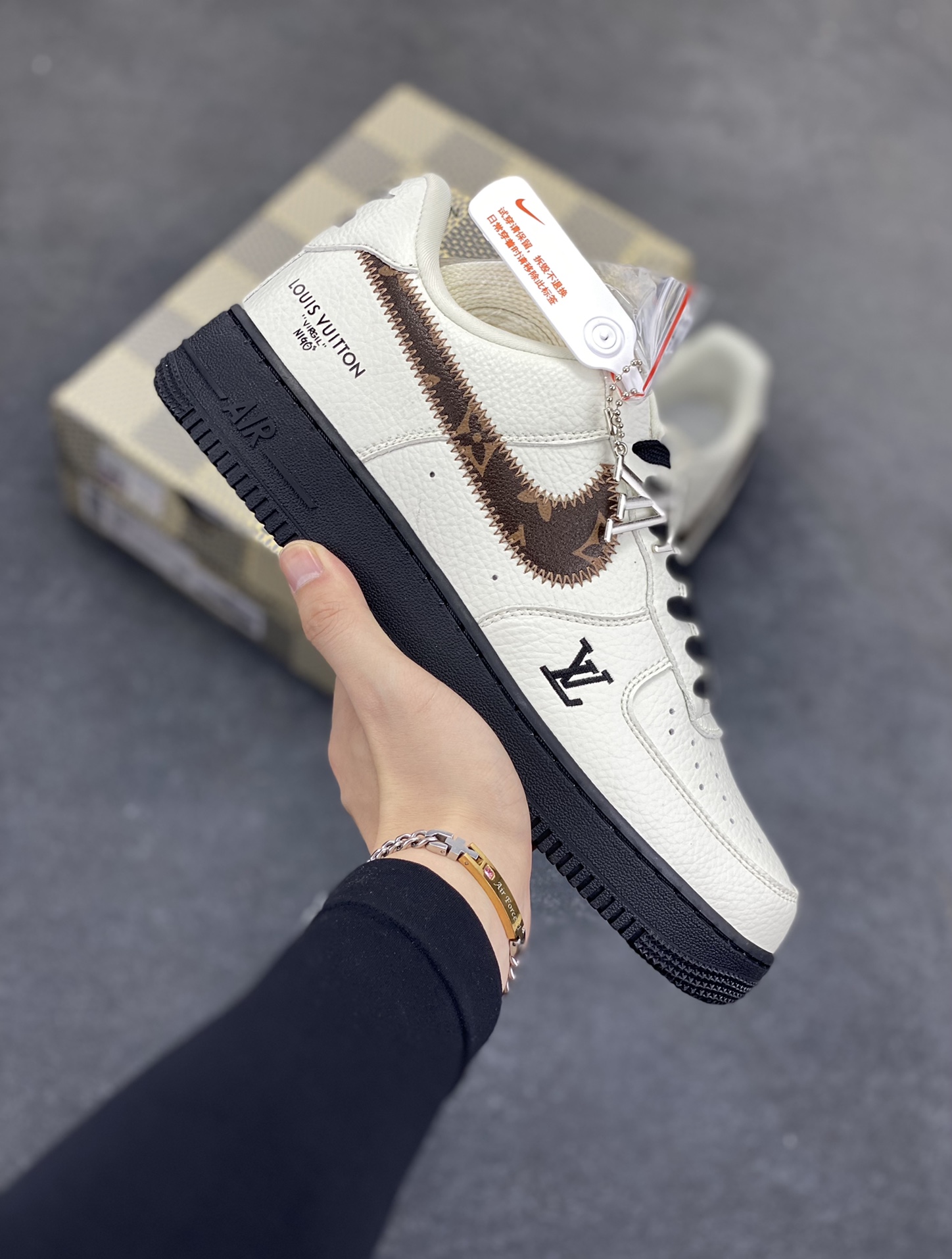 NIke Air Force 1 \'07 Low LV联名--素白雅棕 空军一号低帮 运动鞋 休闲鞋 折边针车 工艺难度大 原楦头原纸板 原装鞋盒 原厂鞋底 超高清洁度 细节完美 货号：SC0601-559 尺码：36 36.5 37.5 38 38.5 39 40 40.5 41 42 42.5 43 44 44.5 45-选品中心