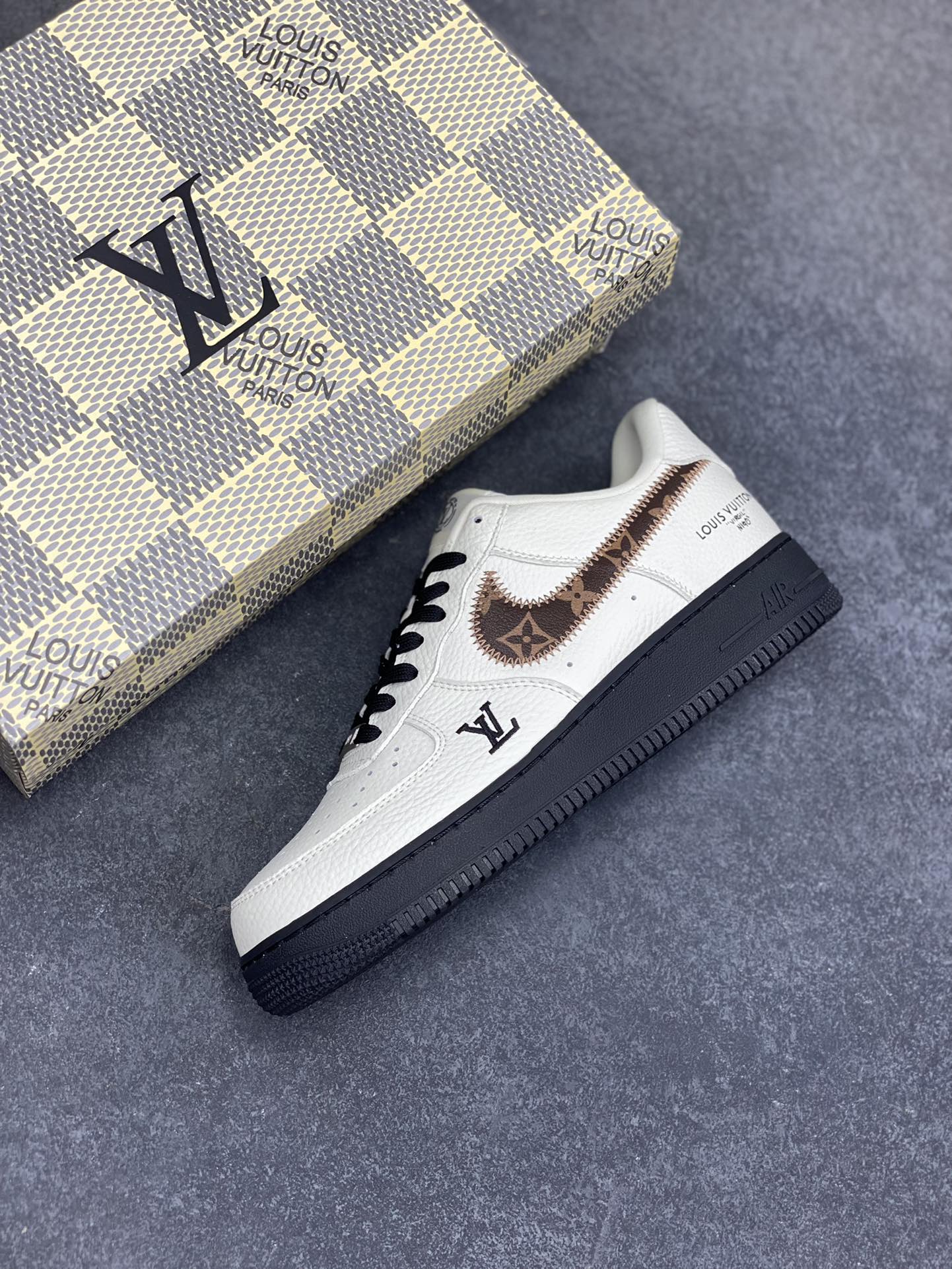 图片[7]-NIke Air Force 1 \’07 Low LV联名–素白雅棕 空军一号低帮 运动鞋 休闲鞋 折边针车 工艺难度大 原楦头原纸板 原装鞋盒 原厂鞋底 超高清洁度 细节完美 货号：SC0601-559 尺码：36 36.5 37.5 38 38.5 39 40 40.5 41 42 42.5 43 44 44.5 45-选品中心