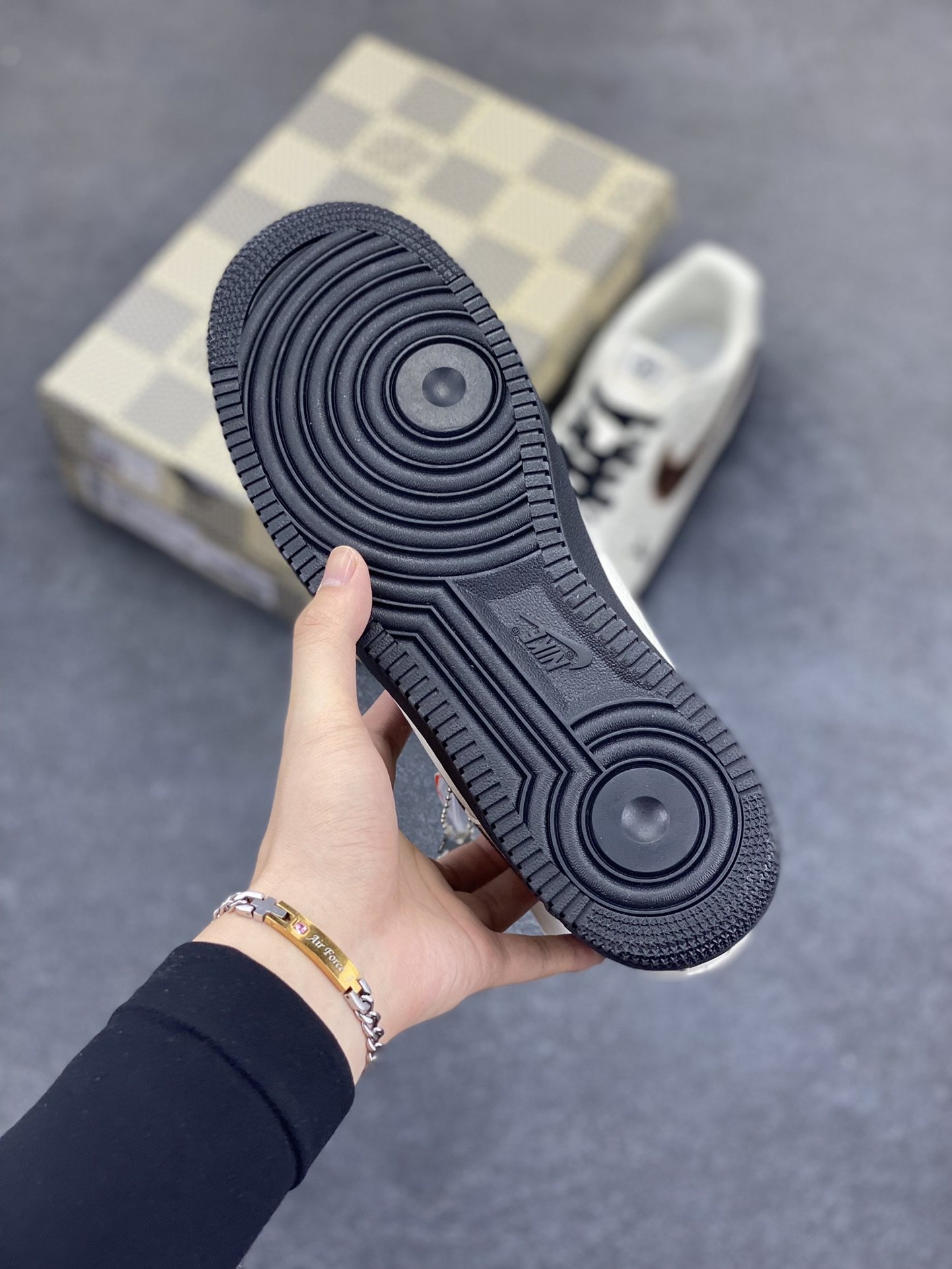 图片[5]-NIke Air Force 1 \’07 Low LV联名–素白雅棕 空军一号低帮 运动鞋 休闲鞋 折边针车 工艺难度大 原楦头原纸板 原装鞋盒 原厂鞋底 超高清洁度 细节完美 货号：SC0601-559 尺码：36 36.5 37.5 38 38.5 39 40 40.5 41 42 42.5 43 44 44.5 45-选品中心