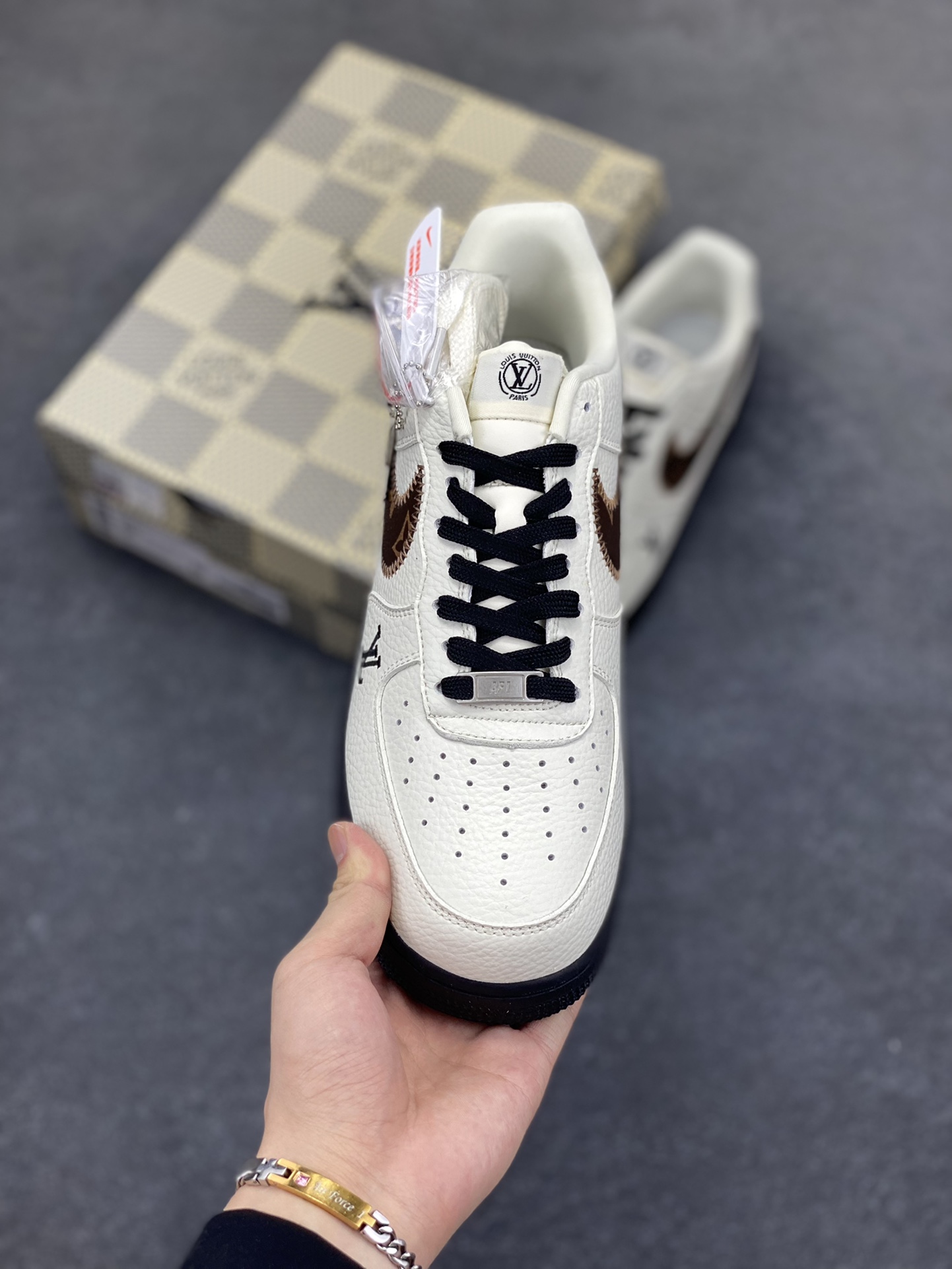 图片[2]-NIke Air Force 1 \’07 Low LV联名–素白雅棕 空军一号低帮 运动鞋 休闲鞋 折边针车 工艺难度大 原楦头原纸板 原装鞋盒 原厂鞋底 超高清洁度 细节完美 货号：SC0601-559 尺码：36 36.5 37.5 38 38.5 39 40 40.5 41 42 42.5 43 44 44.5 45-选品中心