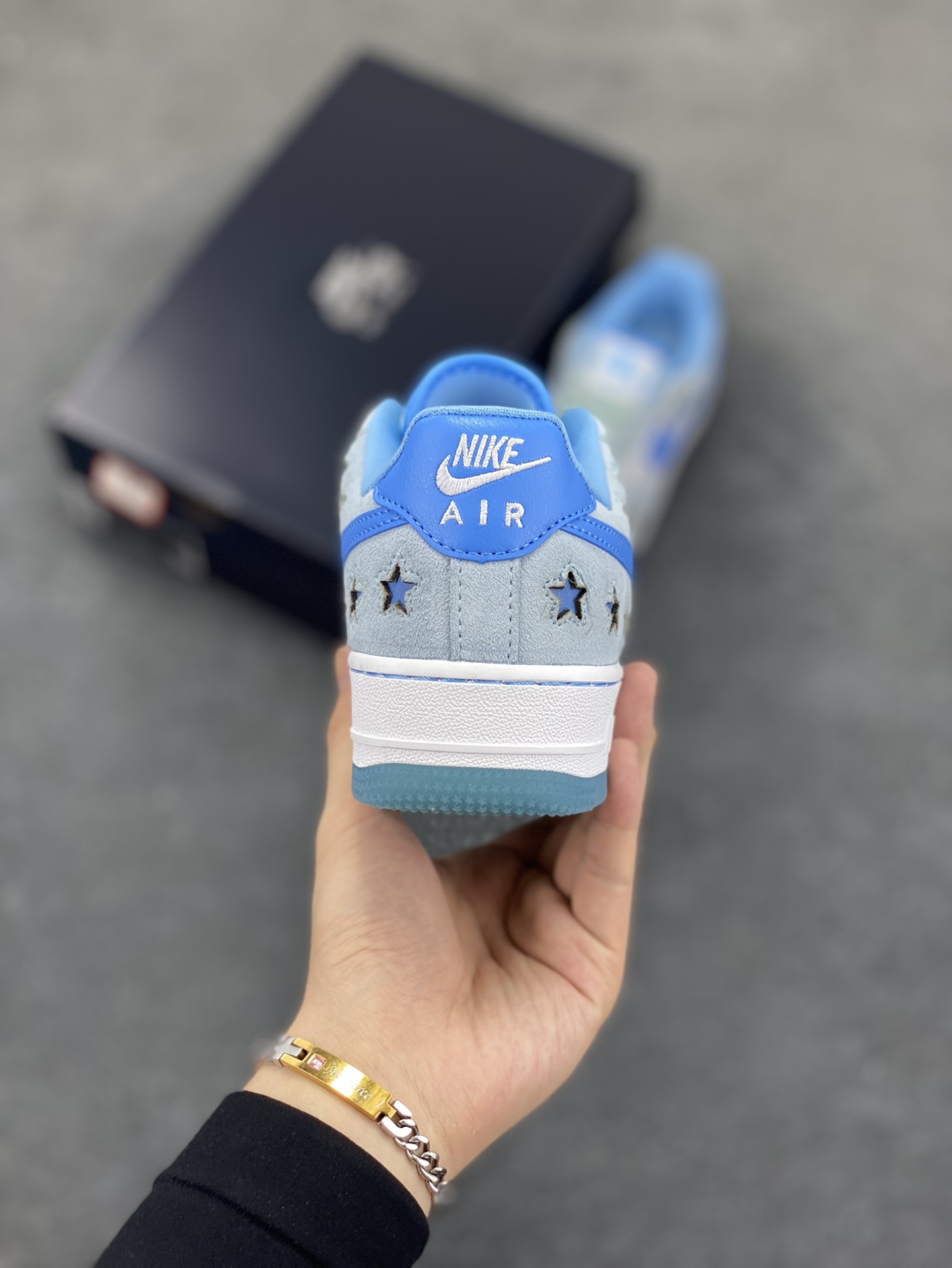 图片[4]-Nike Air Force 1 Low 翻毛星星蓝 原楦头原纸板 打造纯正空军版型 专注外贸渠道 全掌内置蜂窝气垫 原盒配件 原厂中底钢印、拉帮完美 货号：HQ8051-400 尺码：35.5 36 36.5 37.5 38 38.5 39 40 40.5 41 42 42.5 43 44 44.5 45-选品中心