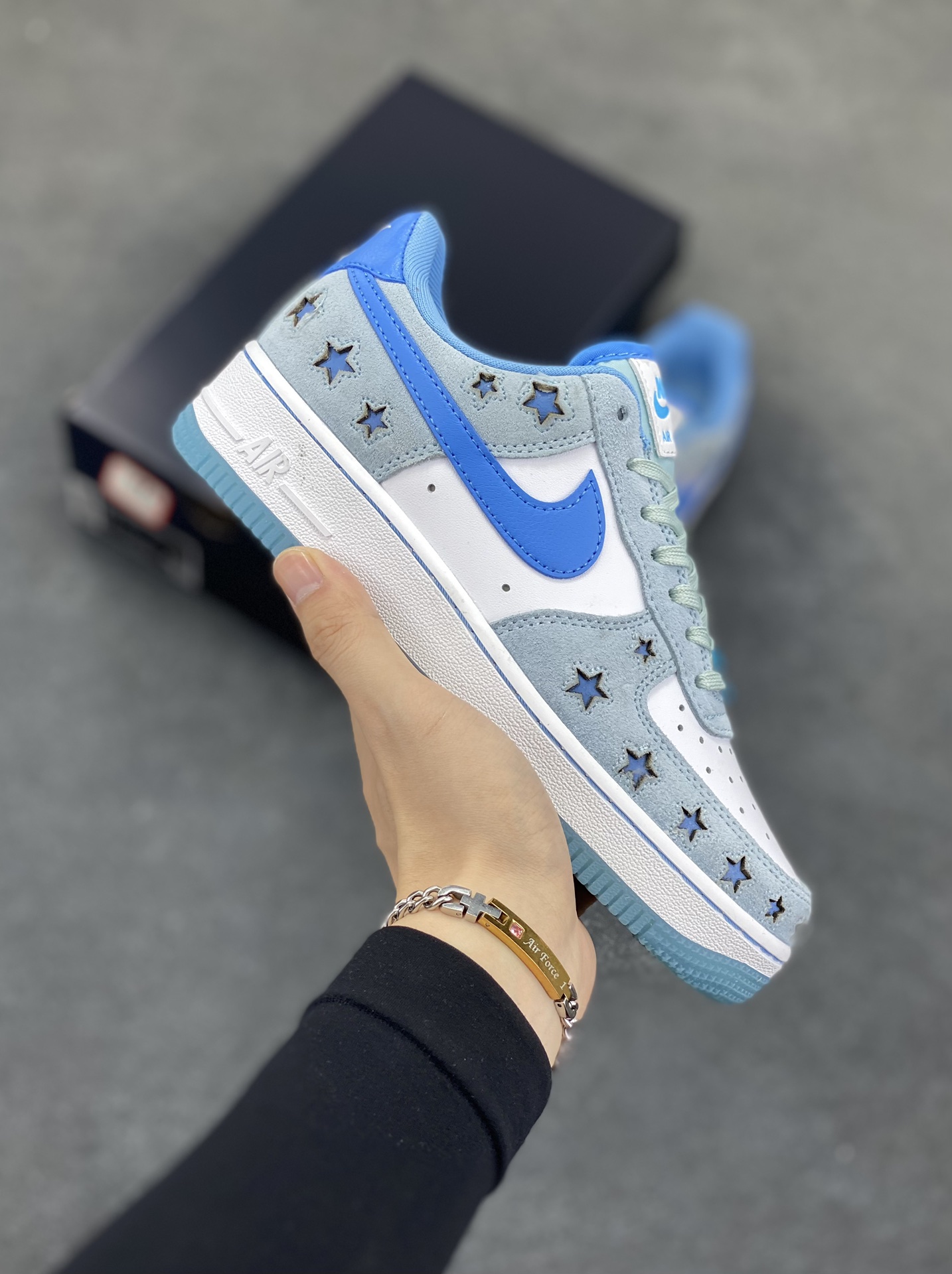 Nike Air Force 1 Low 翻毛星星蓝 原楦头原纸板 打造纯正空军版型 专注外贸渠道 全掌内置蜂窝气垫 原盒配件 原厂中底钢印、拉帮完美 货号:HQ8051-400 尺码:35.5 36 36.5 37.5 38 38.5 39 40 40.5 41 42 42.5 43 44 44.5 45-选品中心