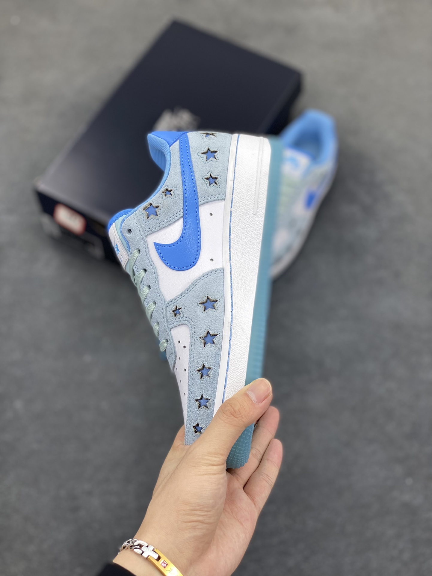 图片[3]-Nike Air Force 1 Low 翻毛星星蓝 原楦头原纸板 打造纯正空军版型 专注外贸渠道 全掌内置蜂窝气垫 原盒配件 原厂中底钢印、拉帮完美 货号：HQ8051-400 尺码：35.5 36 36.5 37.5 38 38.5 39 40 40.5 41 42 42.5 43 44 44.5 45-选品中心