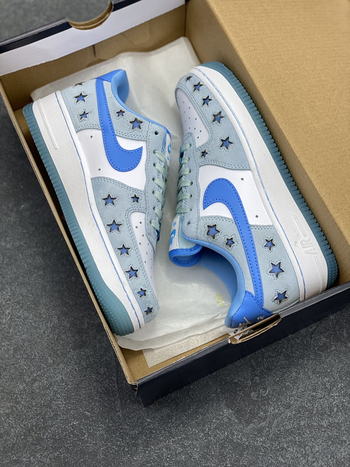 图片[9]-Nike Air Force 1 Low 翻毛星星蓝 原楦头原纸板 打造纯正空军版型 专注外贸渠道 全掌内置蜂窝气垫 原盒配件 原厂中底钢印、拉帮完美 货号：HQ8051-400 尺码：35.5 36 36.5 37.5 38 38.5 39 40 40.5 41 42 42.5 43 44 44.5 45-选品中心