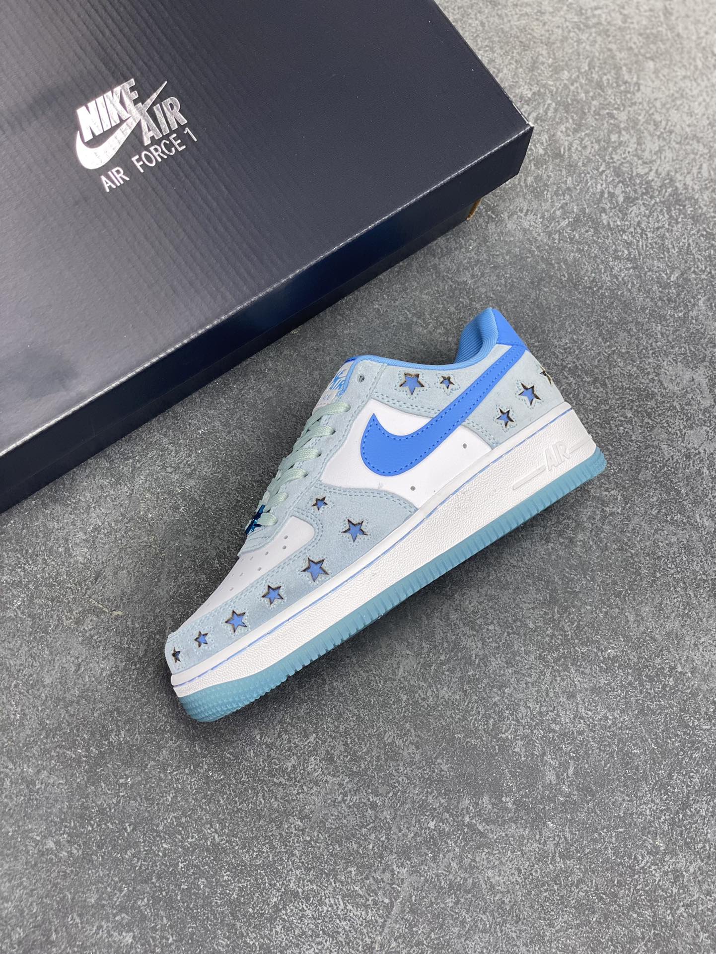 图片[7]-Nike Air Force 1 Low 翻毛星星蓝 原楦头原纸板 打造纯正空军版型 专注外贸渠道 全掌内置蜂窝气垫 原盒配件 原厂中底钢印、拉帮完美 货号：HQ8051-400 尺码：35.5 36 36.5 37.5 38 38.5 39 40 40.5 41 42 42.5 43 44 44.5 45-选品中心