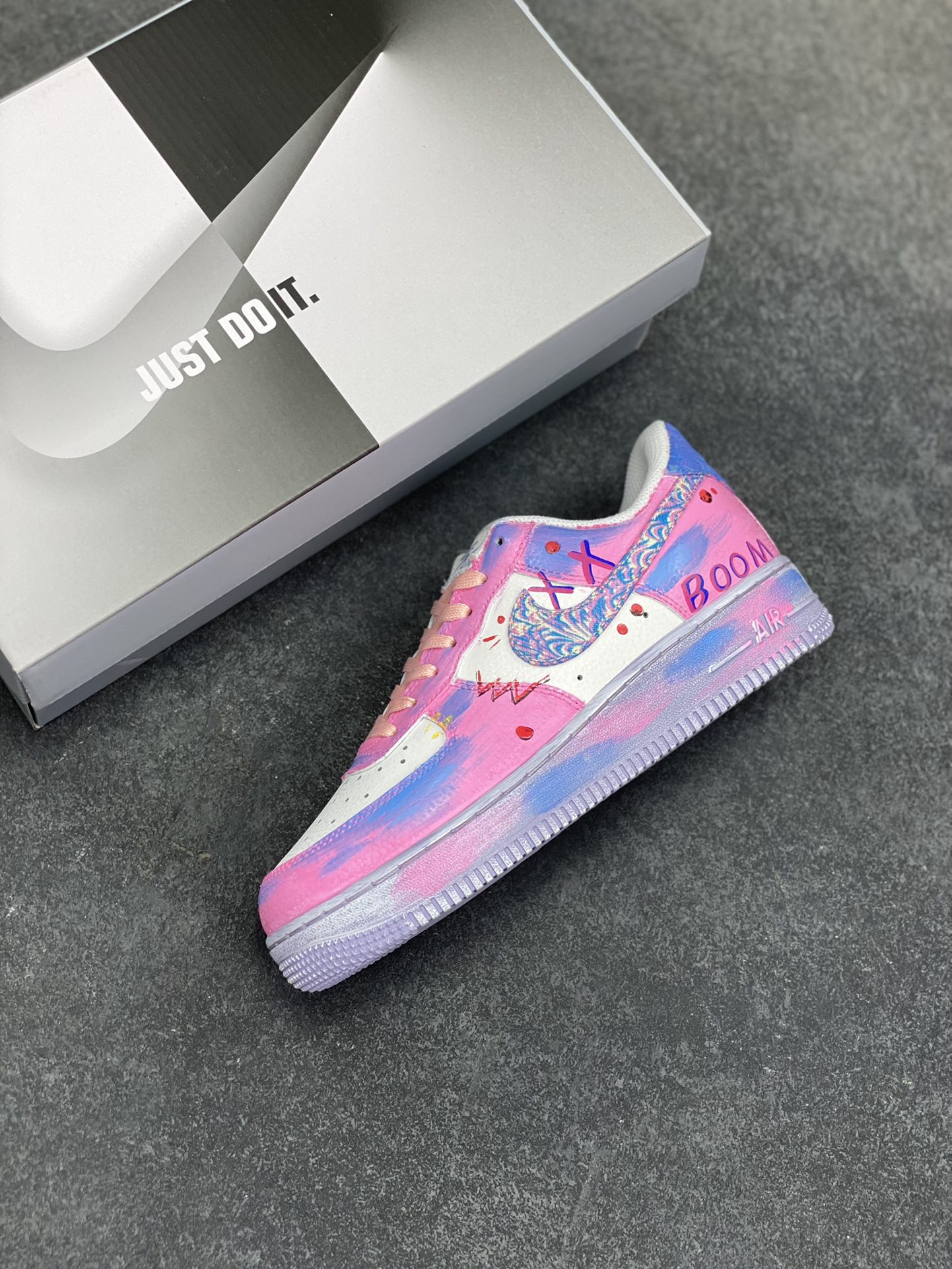 图片[7]-手绘涂鸦“粉黛星云”“Pink Daisy Nebula”空军一号定制板鞋 从色彩上看，它是对浪漫梦境的极致诠释。柔和的粉色作为主色调，似春日里初绽的桃花，带着丝丝缕缕的甜美与温柔，为整双鞋赋予了一抹撩人心弦的柔情蜜意 。而那渐变融入的蓝色，恰似深邃夜空中神秘的星云，在粉色的映衬下，营造出一种空灵又梦幻的氛围 货号：CZ0377-202 尺码：36 36.5 37.5 38 38.5 39 40 40.5 41 42 42.5 43 44 44.5 45 200结算-选品中心