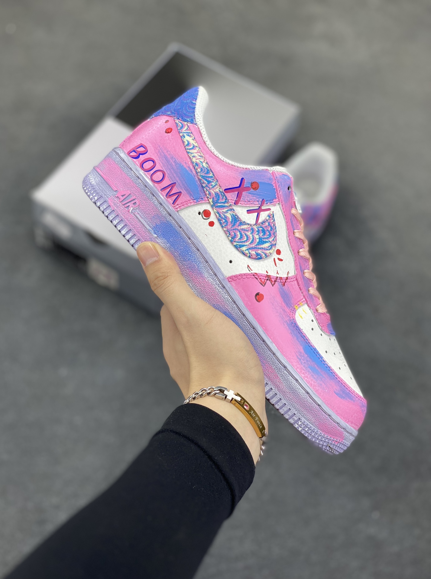 手绘涂鸦“粉黛星云”“Pink Daisy Nebula”空军一号定制板鞋 从色彩上看，它是对浪漫梦境的极致诠释。柔和的粉色作为主色调，似春日里初绽的桃花，带着丝丝缕缕的甜美与温柔，为整双鞋赋予了一抹撩人心弦的柔情蜜意 。而那渐变融入的蓝色，恰似深邃夜空中神秘的星云，在粉色的映衬下，营造出一种空灵又梦幻的氛围 货号：CZ0377-202 尺码：36 36.5 37.5 38 38.5 39 40 40.5 41 42 42.5 43 44 44.5 45 200结算-选品中心