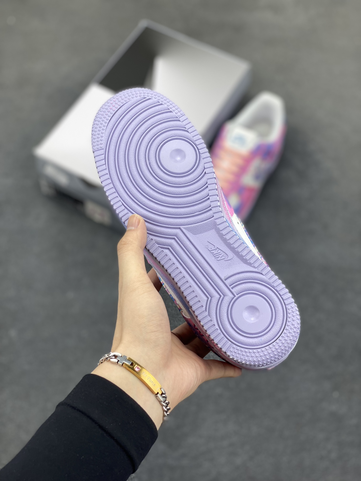 图片[5]-手绘涂鸦“粉黛星云”“Pink Daisy Nebula”空军一号定制板鞋 从色彩上看，它是对浪漫梦境的极致诠释。柔和的粉色作为主色调，似春日里初绽的桃花，带着丝丝缕缕的甜美与温柔，为整双鞋赋予了一抹撩人心弦的柔情蜜意 。而那渐变融入的蓝色，恰似深邃夜空中神秘的星云，在粉色的映衬下，营造出一种空灵又梦幻的氛围 货号：CZ0377-202 尺码：36 36.5 37.5 38 38.5 39 40 40.5 41 42 42.5 43 44 44.5 45 200结算-选品中心