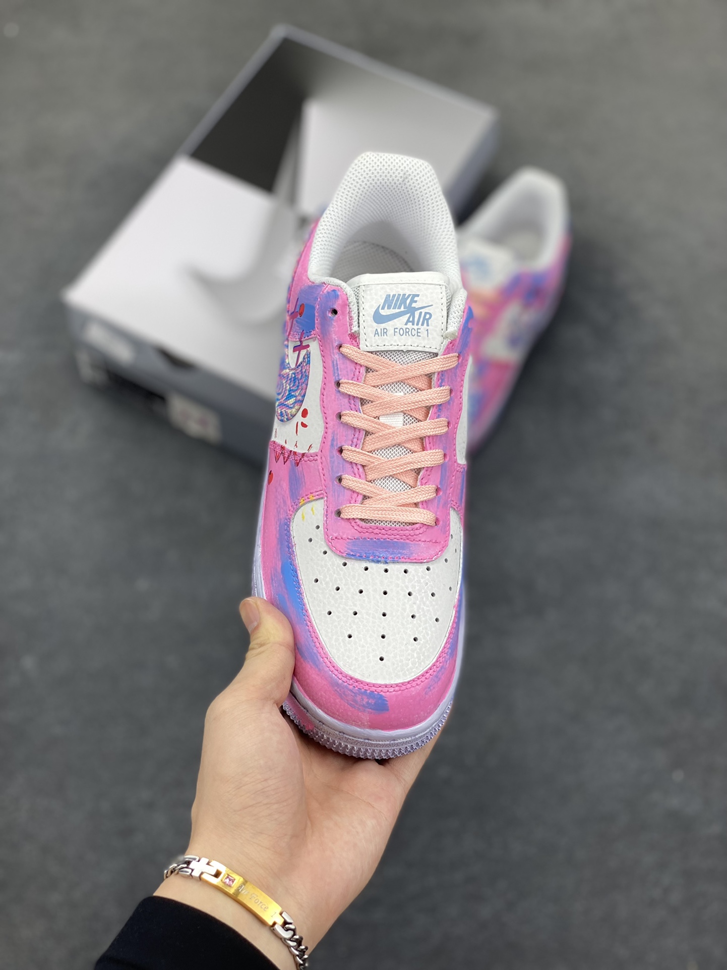 图片[2]-手绘涂鸦“粉黛星云”“Pink Daisy Nebula”空军一号定制板鞋 从色彩上看，它是对浪漫梦境的极致诠释。柔和的粉色作为主色调，似春日里初绽的桃花，带着丝丝缕缕的甜美与温柔，为整双鞋赋予了一抹撩人心弦的柔情蜜意 。而那渐变融入的蓝色，恰似深邃夜空中神秘的星云，在粉色的映衬下，营造出一种空灵又梦幻的氛围 货号：CZ0377-202 尺码：36 36.5 37.5 38 38.5 39 40 40.5 41 42 42.5 43 44 44.5 45 200结算-选品中心