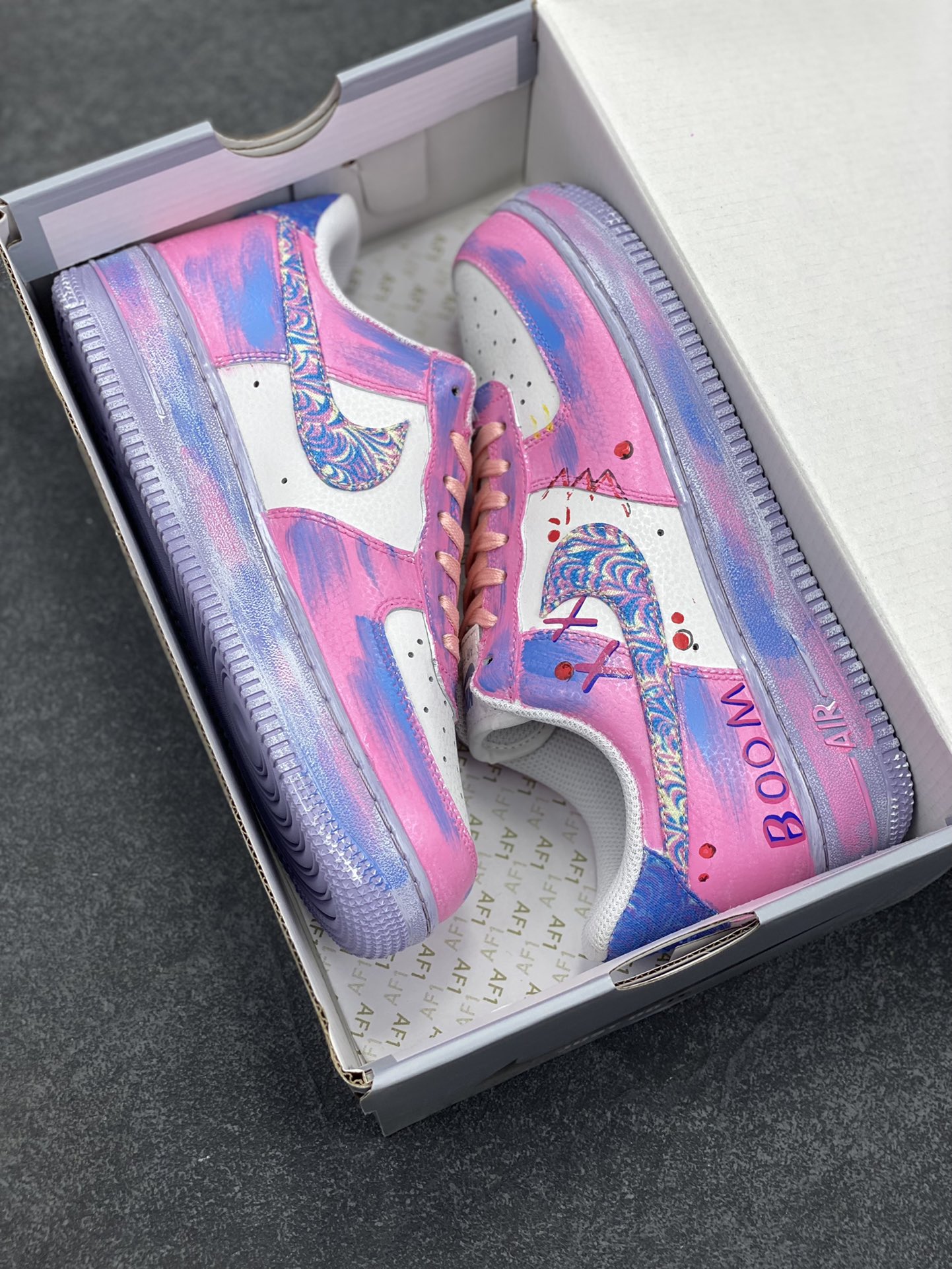 图片[9]-手绘涂鸦“粉黛星云”“Pink Daisy Nebula”空军一号定制板鞋 从色彩上看，它是对浪漫梦境的极致诠释。柔和的粉色作为主色调，似春日里初绽的桃花，带着丝丝缕缕的甜美与温柔，为整双鞋赋予了一抹撩人心弦的柔情蜜意 。而那渐变融入的蓝色，恰似深邃夜空中神秘的星云，在粉色的映衬下，营造出一种空灵又梦幻的氛围 货号：CZ0377-202 尺码：36 36.5 37.5 38 38.5 39 40 40.5 41 42 42.5 43 44 44.5 45 200结算-选品中心