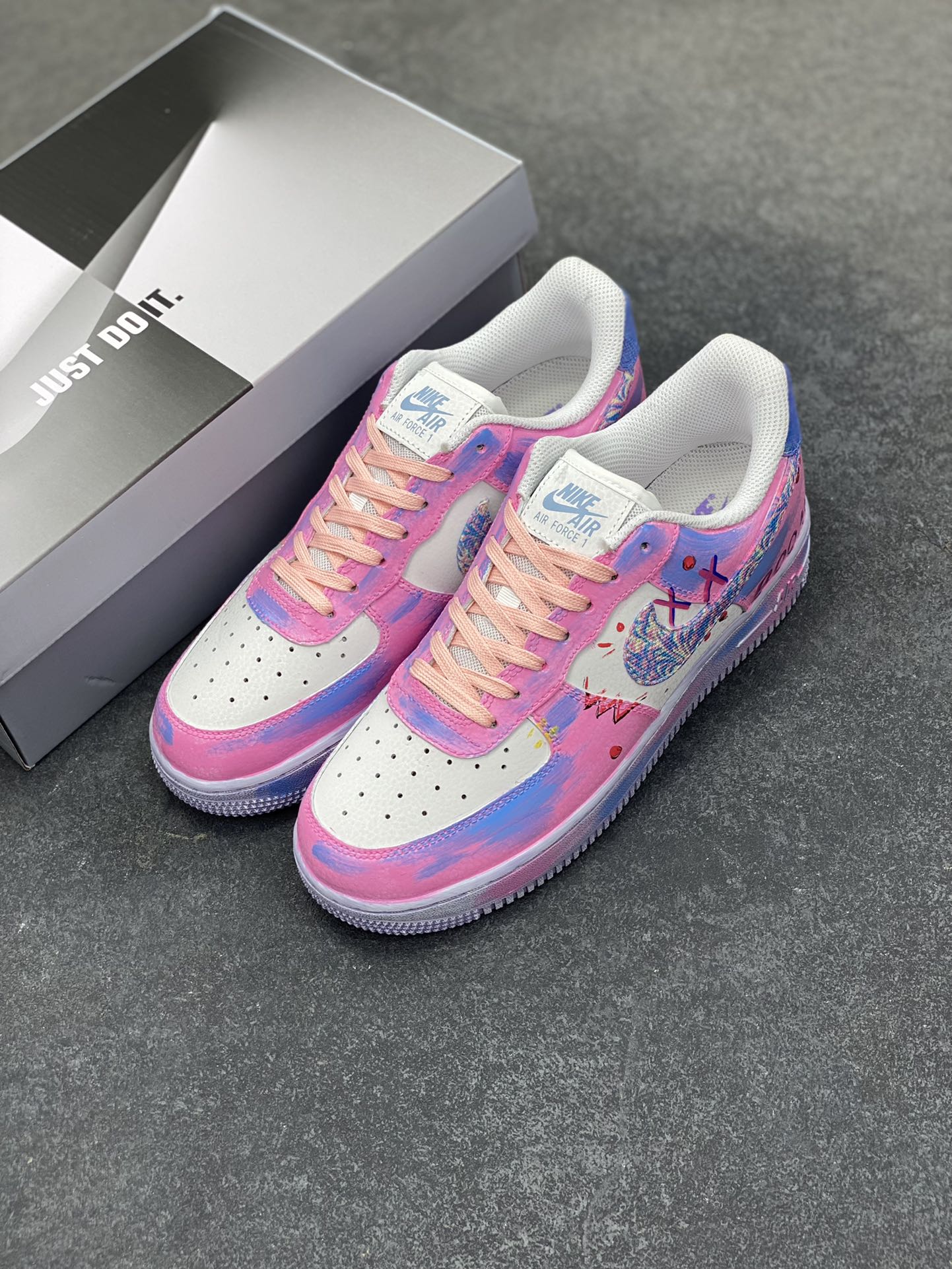 图片[8]-手绘涂鸦“粉黛星云”“Pink Daisy Nebula”空军一号定制板鞋 从色彩上看，它是对浪漫梦境的极致诠释。柔和的粉色作为主色调，似春日里初绽的桃花，带着丝丝缕缕的甜美与温柔，为整双鞋赋予了一抹撩人心弦的柔情蜜意 。而那渐变融入的蓝色，恰似深邃夜空中神秘的星云，在粉色的映衬下，营造出一种空灵又梦幻的氛围 货号：CZ0377-202 尺码：36 36.5 37.5 38 38.5 39 40 40.5 41 42 42.5 43 44 44.5 45 200结算-选品中心