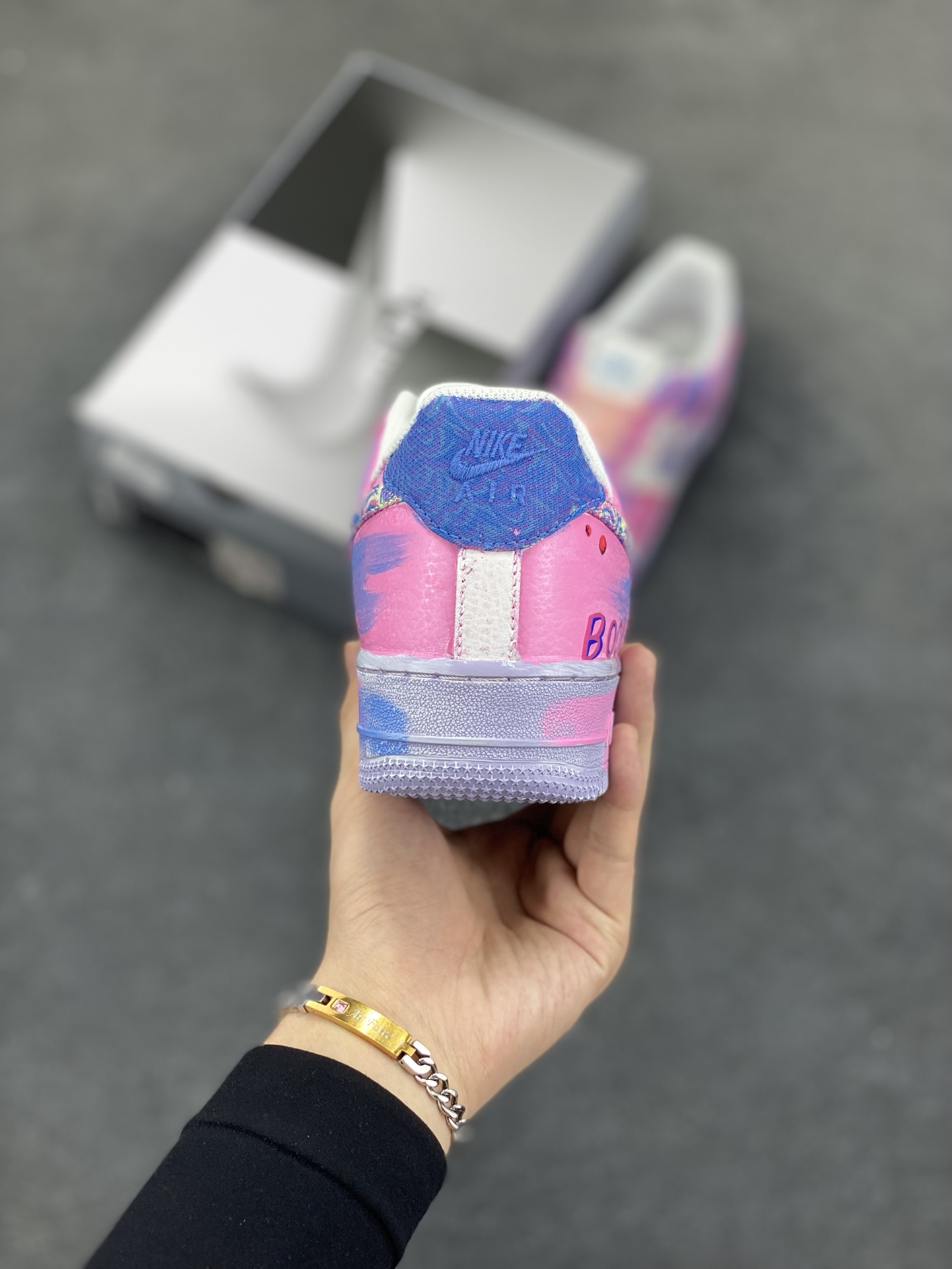 图片[4]-手绘涂鸦“粉黛星云”“Pink Daisy Nebula”空军一号定制板鞋 从色彩上看，它是对浪漫梦境的极致诠释。柔和的粉色作为主色调，似春日里初绽的桃花，带着丝丝缕缕的甜美与温柔，为整双鞋赋予了一抹撩人心弦的柔情蜜意 。而那渐变融入的蓝色，恰似深邃夜空中神秘的星云，在粉色的映衬下，营造出一种空灵又梦幻的氛围 货号：CZ0377-202 尺码：36 36.5 37.5 38 38.5 39 40 40.5 41 42 42.5 43 44 44.5 45 200结算-选品中心