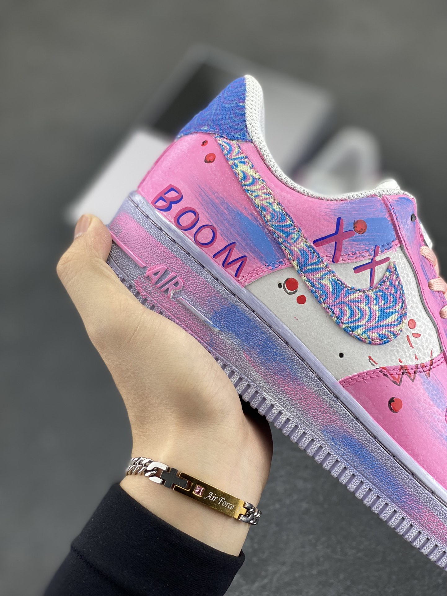 图片[6]-手绘涂鸦“粉黛星云”“Pink Daisy Nebula”空军一号定制板鞋 从色彩上看，它是对浪漫梦境的极致诠释。柔和的粉色作为主色调，似春日里初绽的桃花，带着丝丝缕缕的甜美与温柔，为整双鞋赋予了一抹撩人心弦的柔情蜜意 。而那渐变融入的蓝色，恰似深邃夜空中神秘的星云，在粉色的映衬下，营造出一种空灵又梦幻的氛围 货号：CZ0377-202 尺码：36 36.5 37.5 38 38.5 39 40 40.5 41 42 42.5 43 44 44.5 45 200结算-选品中心