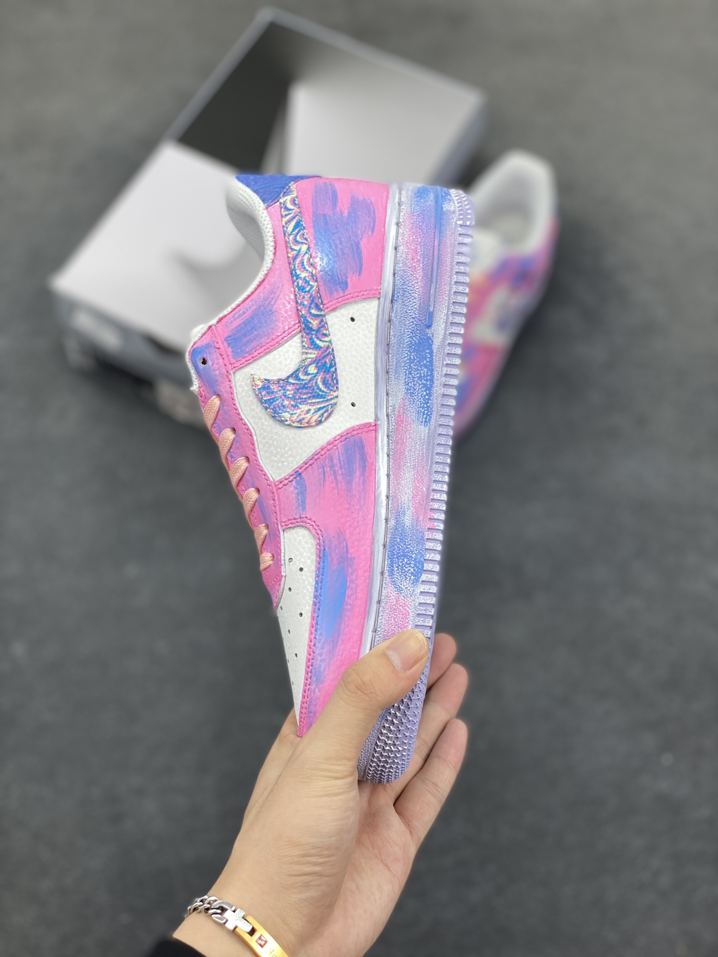 图片[3]-手绘涂鸦“粉黛星云”“Pink Daisy Nebula”空军一号定制板鞋 从色彩上看，它是对浪漫梦境的极致诠释。柔和的粉色作为主色调，似春日里初绽的桃花，带着丝丝缕缕的甜美与温柔，为整双鞋赋予了一抹撩人心弦的柔情蜜意 。而那渐变融入的蓝色，恰似深邃夜空中神秘的星云，在粉色的映衬下，营造出一种空灵又梦幻的氛围 货号：CZ0377-202 尺码：36 36.5 37.5 38 38.5 39 40 40.5 41 42 42.5 43 44 44.5 45 200结算-选品中心