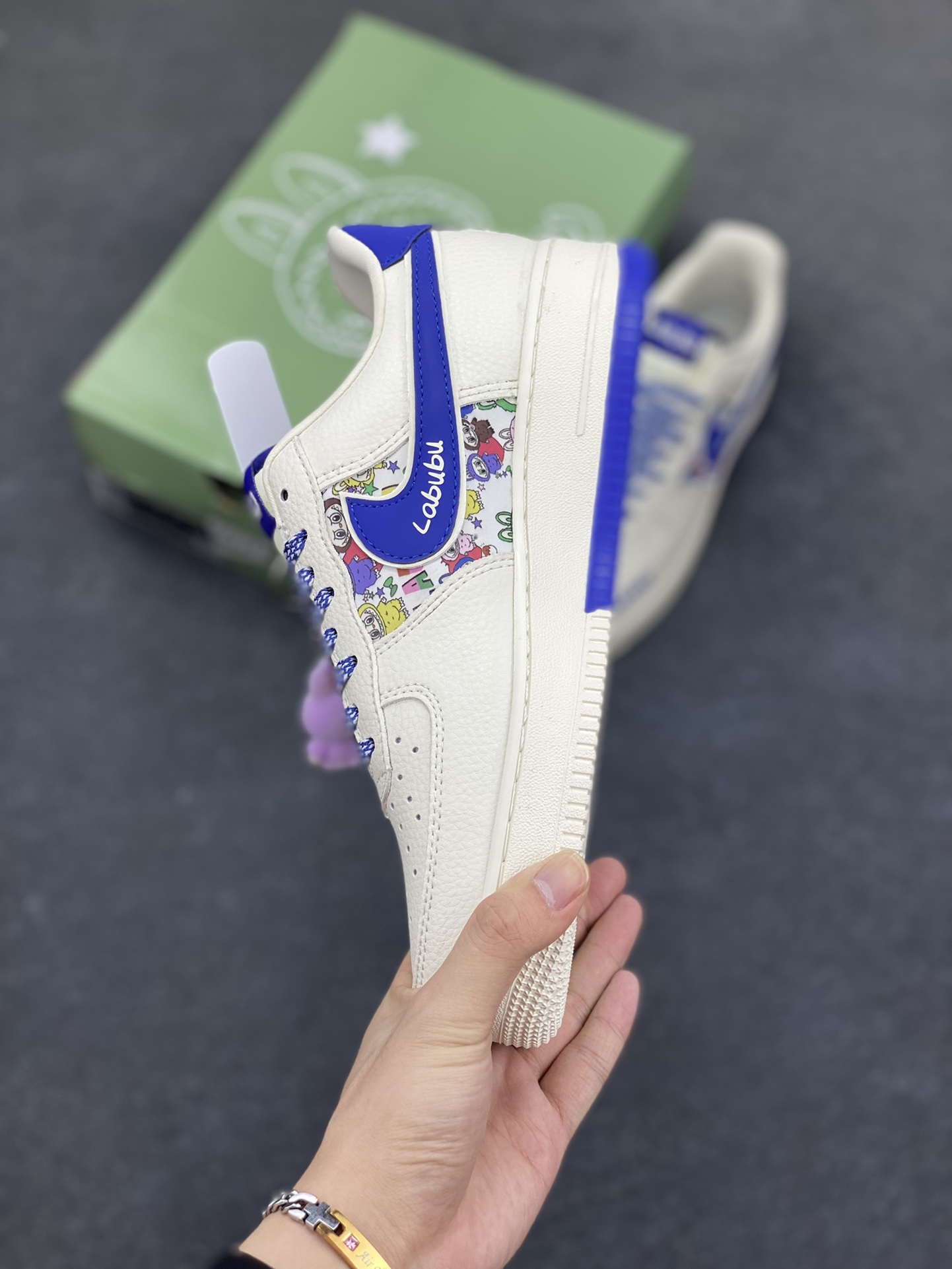图片[3]-Nike Air Force 1 \’07 Low “Labubu拉布布联名”空军一号 低帮 运动鞋 休闲鞋 折边针车 工艺难度大 原楦头原纸板 原装鞋盒 定制五金配件 内置全掌气垫 原厂鞋底 货号：KJ1688-011 尺码：36 36.5 37.5 38 38.5 39 40 40.5 41 42 42.5 43 44 44.5 45-选品中心